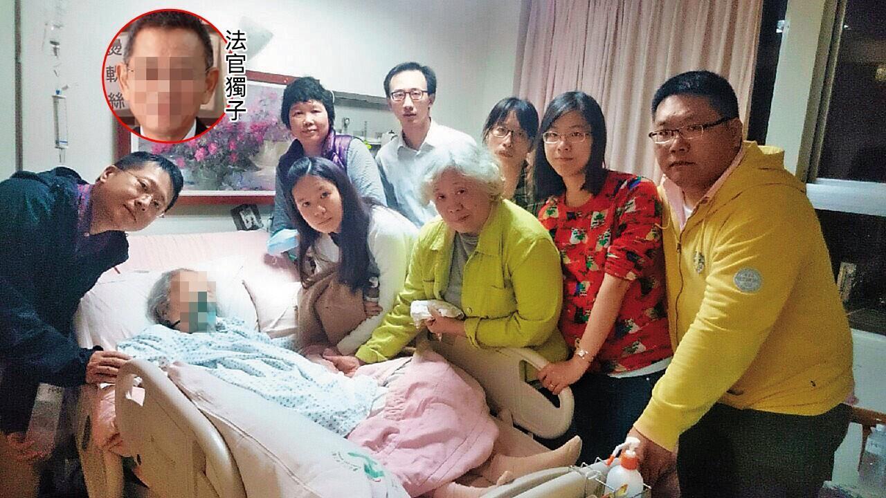 女法官張仁淑在教友的陪伴下病逝台北仁愛醫院,但她的獨子陳怡之(紅圈者),卻為了遺產狀告母親的閨密。(讀者提供)
