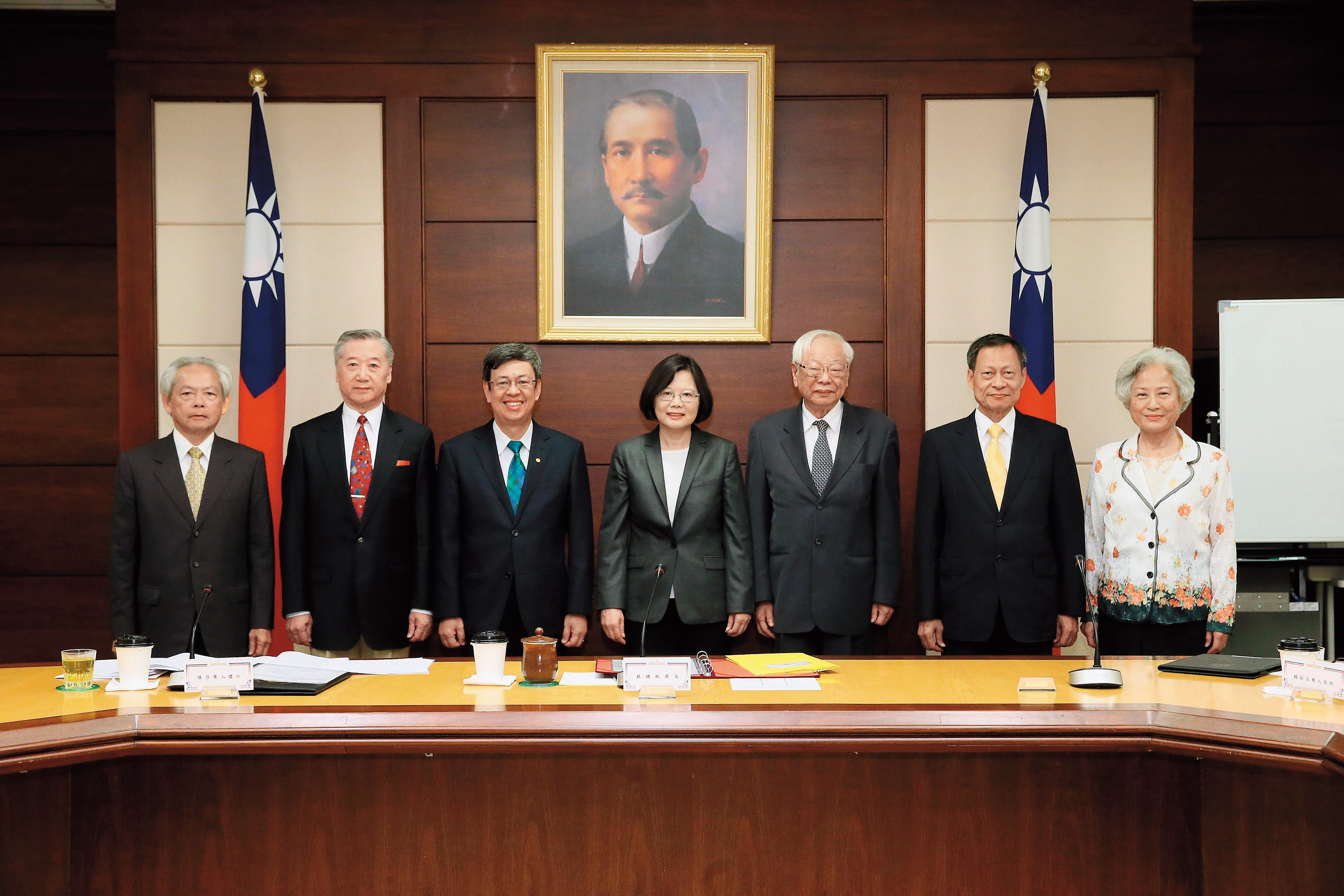 總統蔡英文與大法官徐璧湖(右一)出席大法官提名審薦小組會議。(總統府提供)
