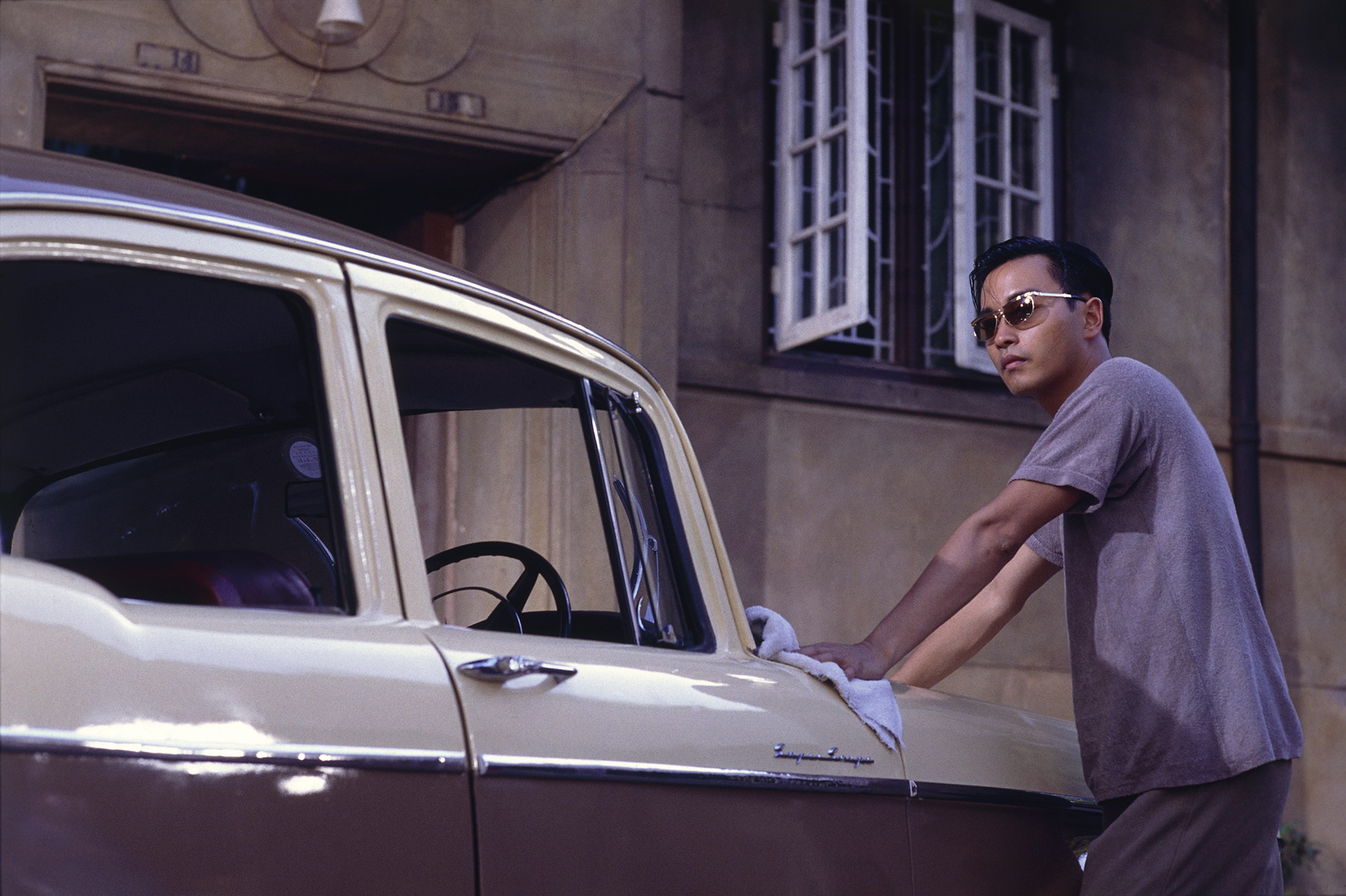 電影開拍前張國榮先到加拿大休假，結果回到香港見王家衛時，立刻被對方諷：「哪有這樣胖的阿飛啊？」。(華映提供)