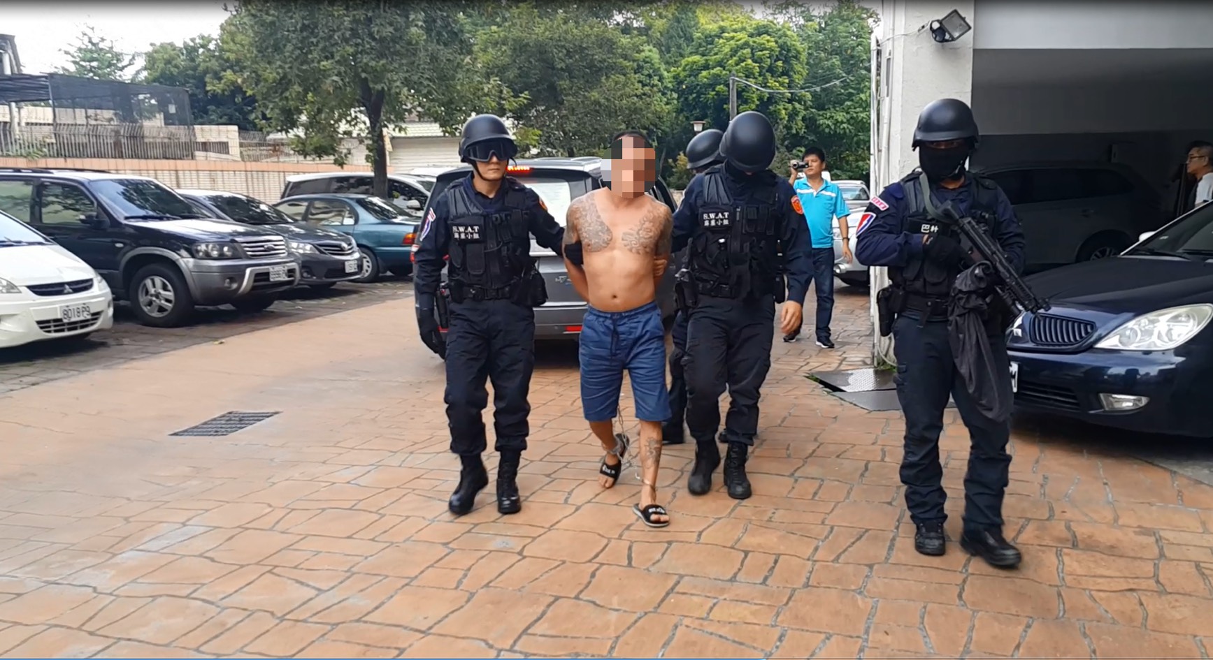 許嫌槍殺同行，今凌晨警方攻堅、抓人，並將他押解回竹山分局。（警方提供）