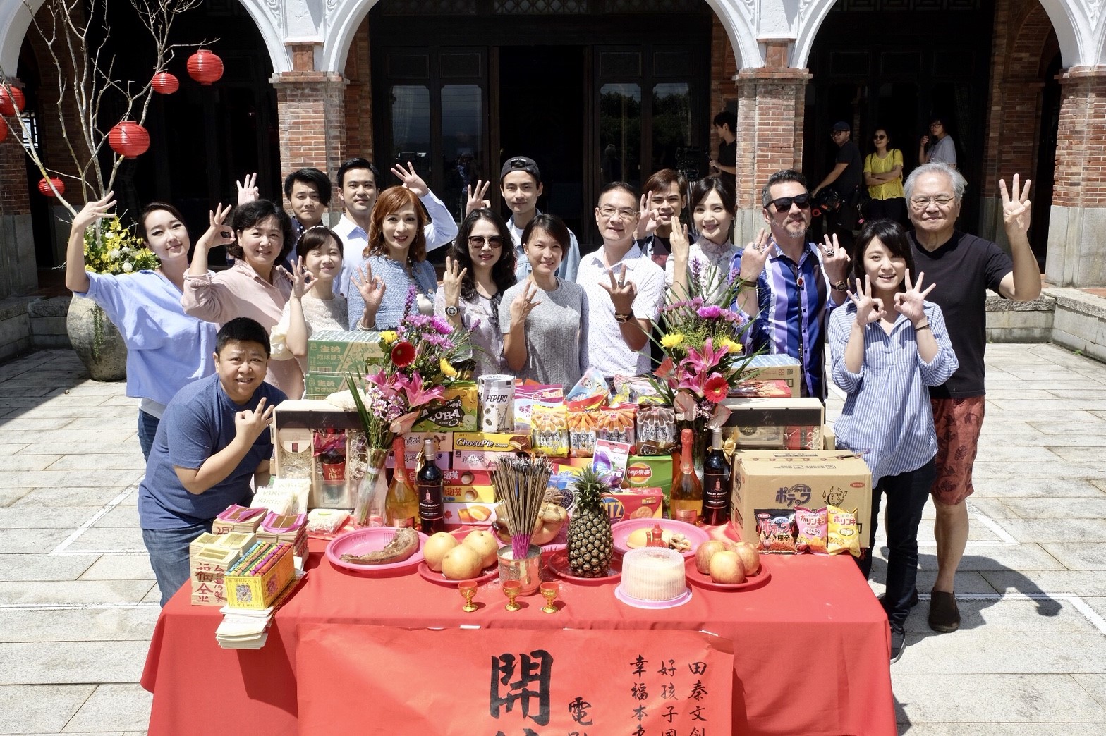 賀歲檔電影《大三元》10日到新竹南園拍攝，演員黃仲崑、方季惟、溫翠蘋、嚴正嵐、海裕芬、巴鈺、王琄、陶爸，以及特別客串的大鶴等人都出席。（牽猴子提供）