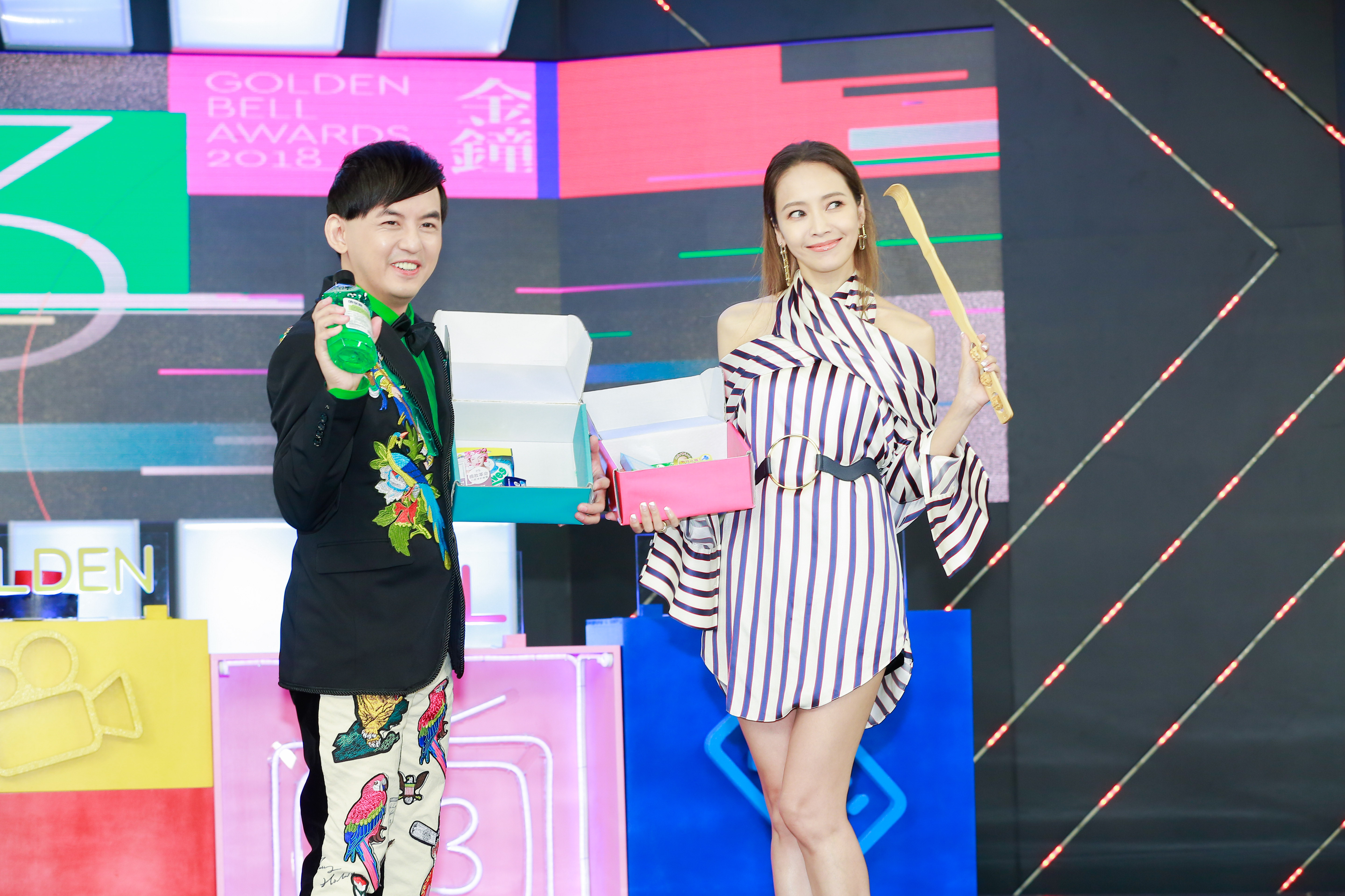 侯佩岑與黃子佼互送對方口氣清新用品與止癢藥品，十分搞笑。