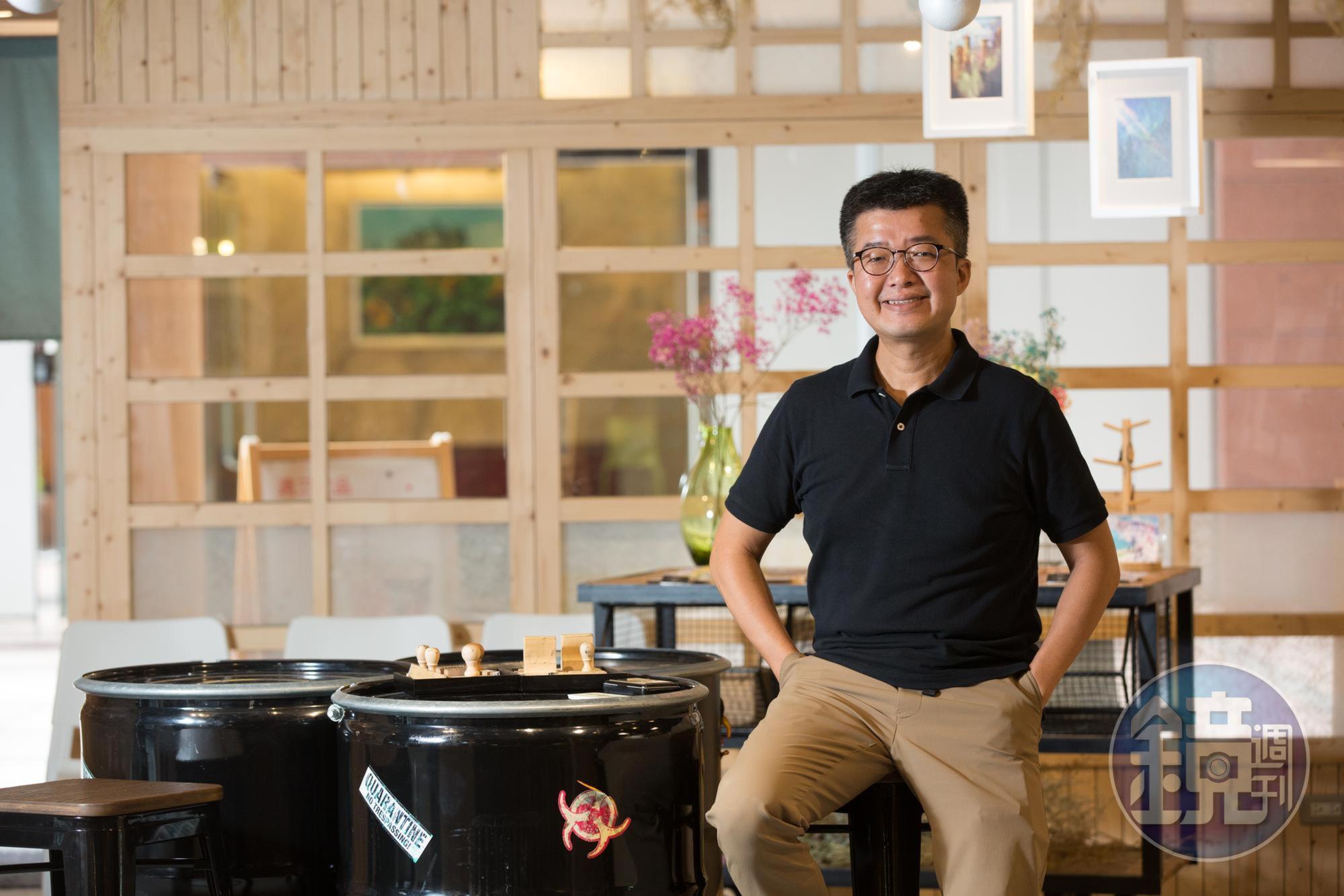 美股達人Joseph以股神巴菲特為師,長期投資價值成長股,即使提早退休,也過得愜意。