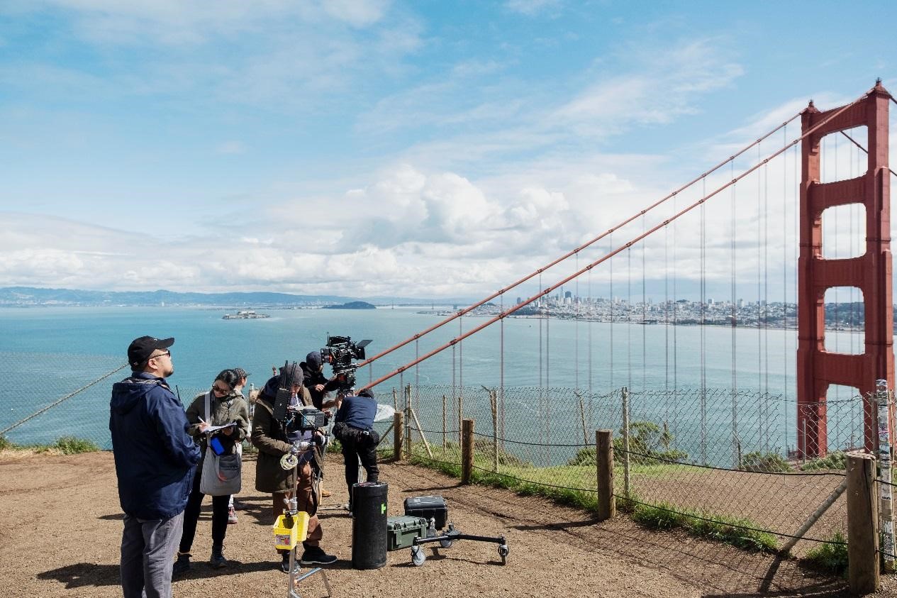 葉天倫與團隊赴舊金山取景，將當地最具代表性的金門大橋收錄劇中。（青睞提供）