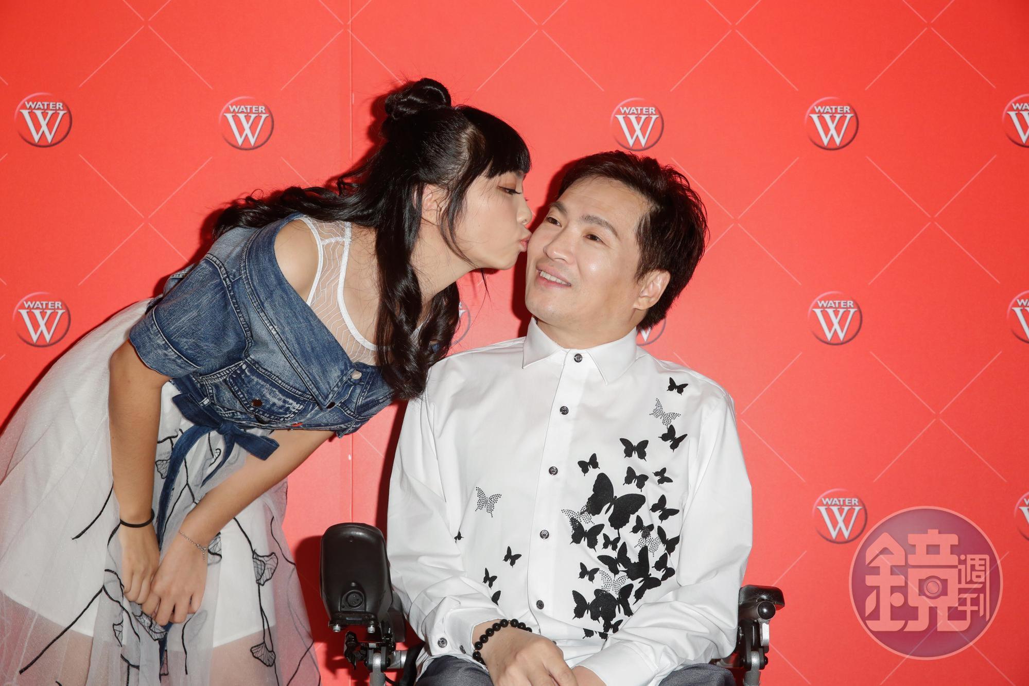 台語歌手蔡義德今為新專輯《換我呼你靠》造勢,女兒蔡伃涵一起亮相。