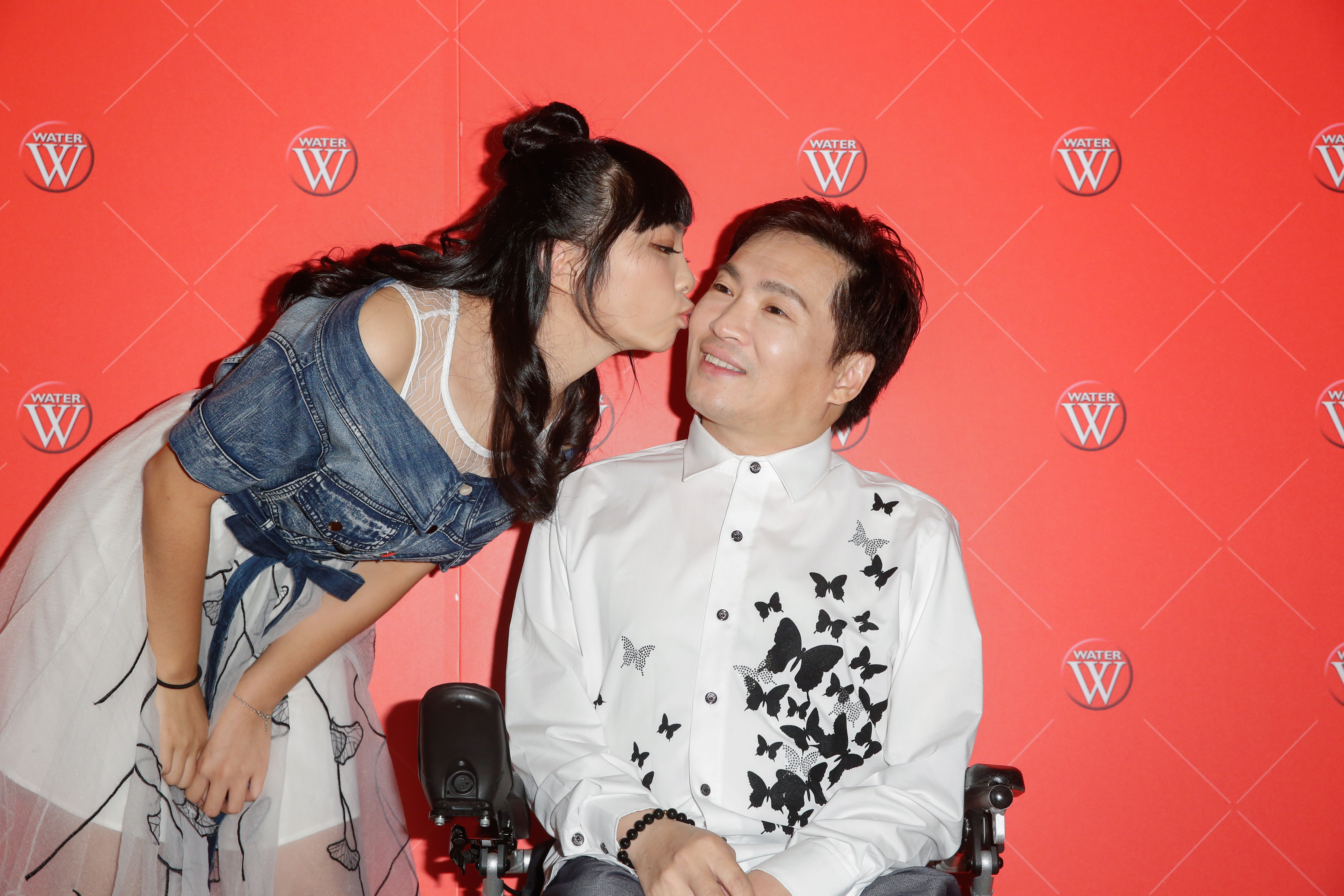 台語歌手蔡義德今為新專輯《換我呼你靠》造勢,女兒蔡伃涵一起亮相。