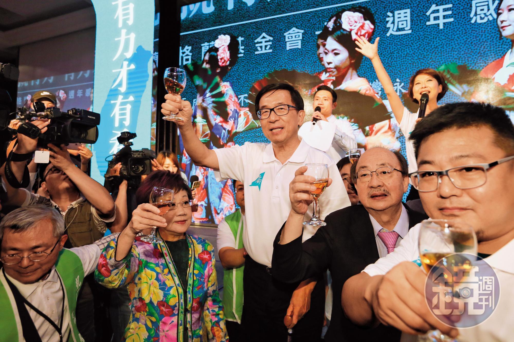 保外就醫返家後的陳水扁不甘寂寞,今年出席了凱達格蘭基金會募款餐會。