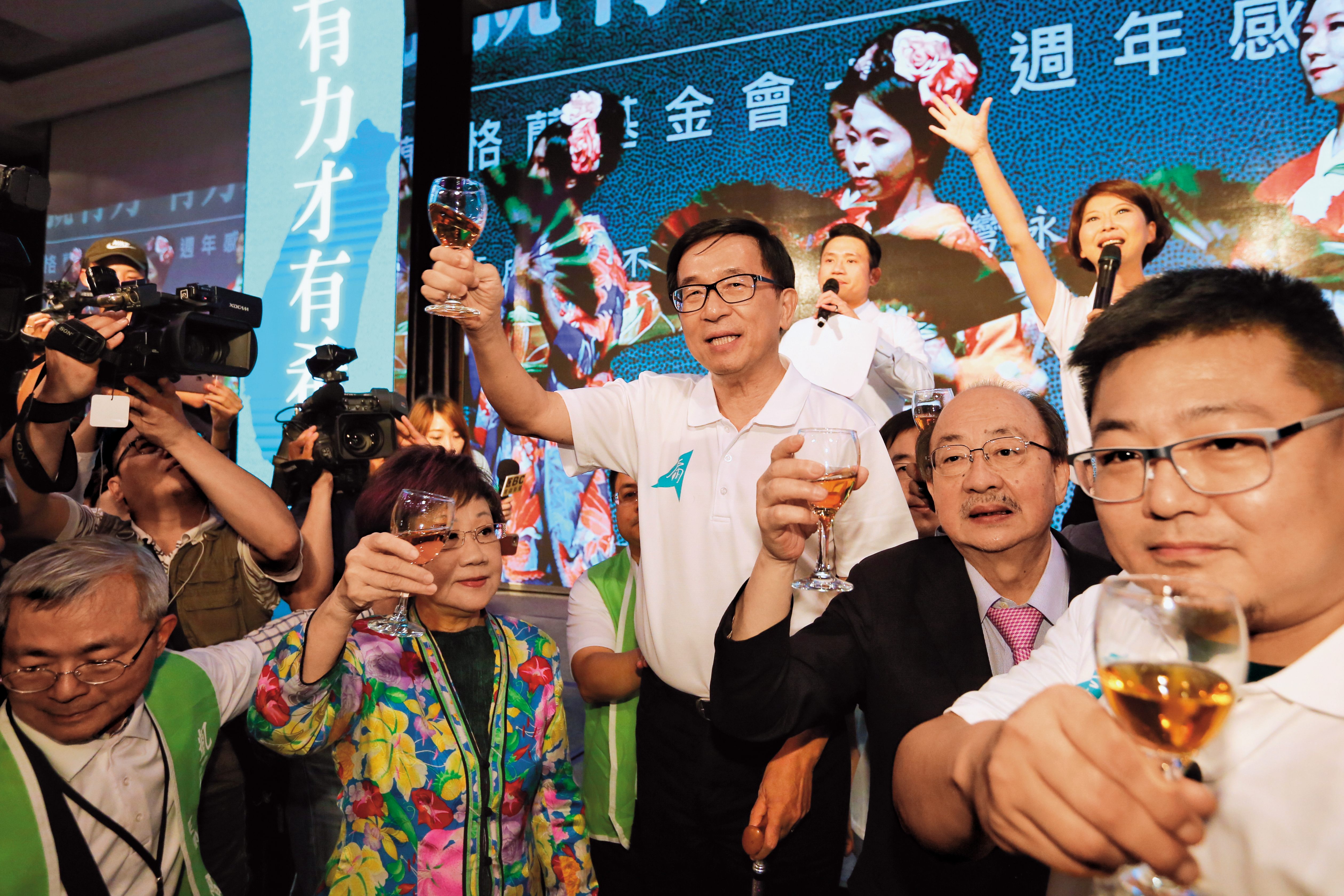 保外就醫返家後的陳水扁不甘寂寞，今年出席了凱達格蘭基金會募款餐會。