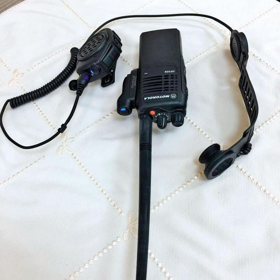 內建藍牙的摩托羅拉手提機，配上頭骨式無線電，功能大為降低。（翻攝臉書）