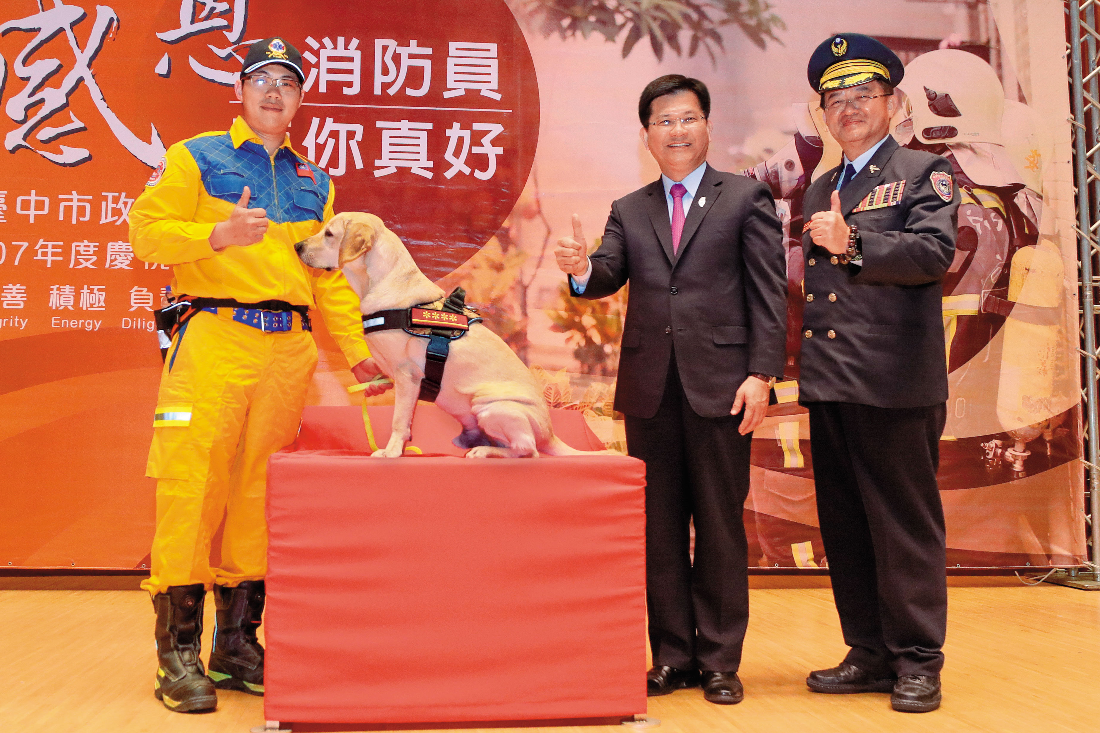 台中市長林佳龍(中)對消防預算的支持不遺餘力,消防局長蕭煥章(右)的採購卻被基層罵翻天。(台中市政府提供)