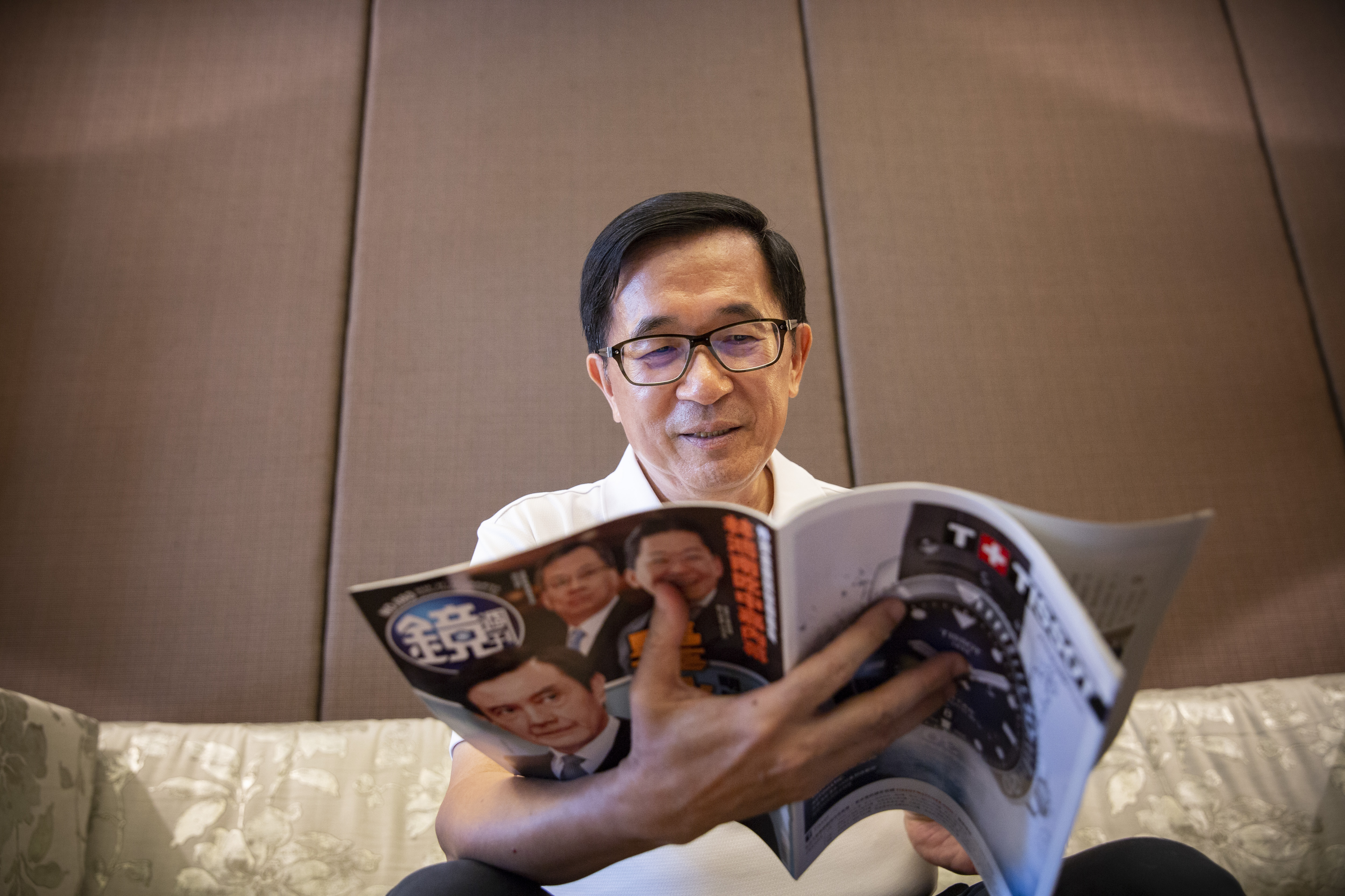 陳水扁認為馬英九伺機參選2020年總統，想藉著「總統刑事豁免權」來逃避司法追訴。圖為陳水扁拿著刊載馬英九遭起訴的《鏡週刊》。（讀者提供）