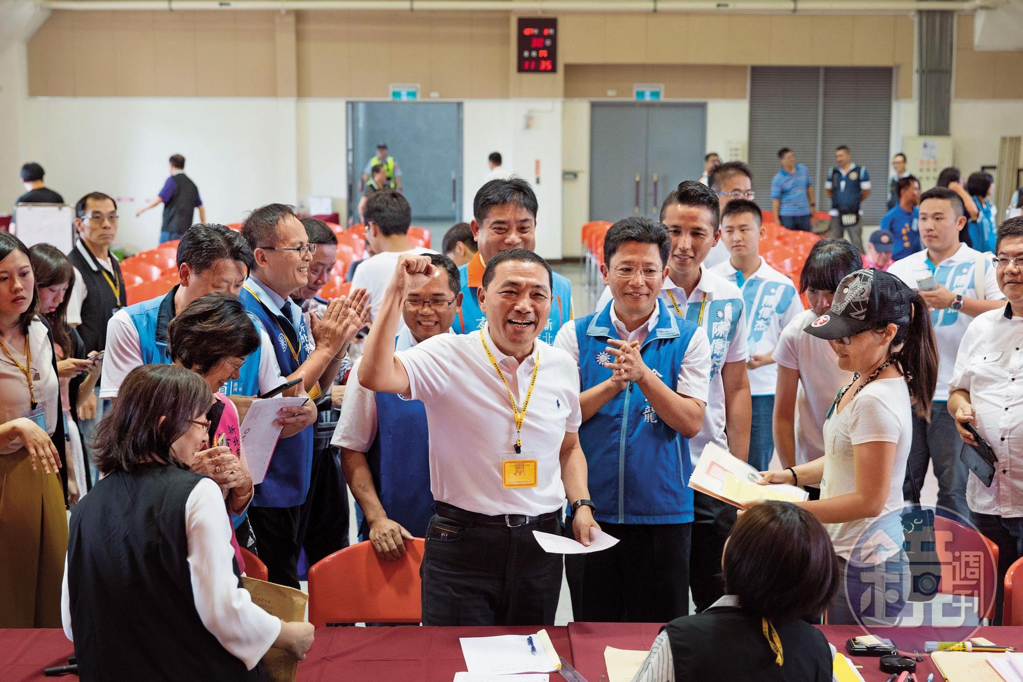 侯友宜今受訪時表示，未參選前民進黨視他為英雄人才，參選後用黨國資源汙衊他家人。