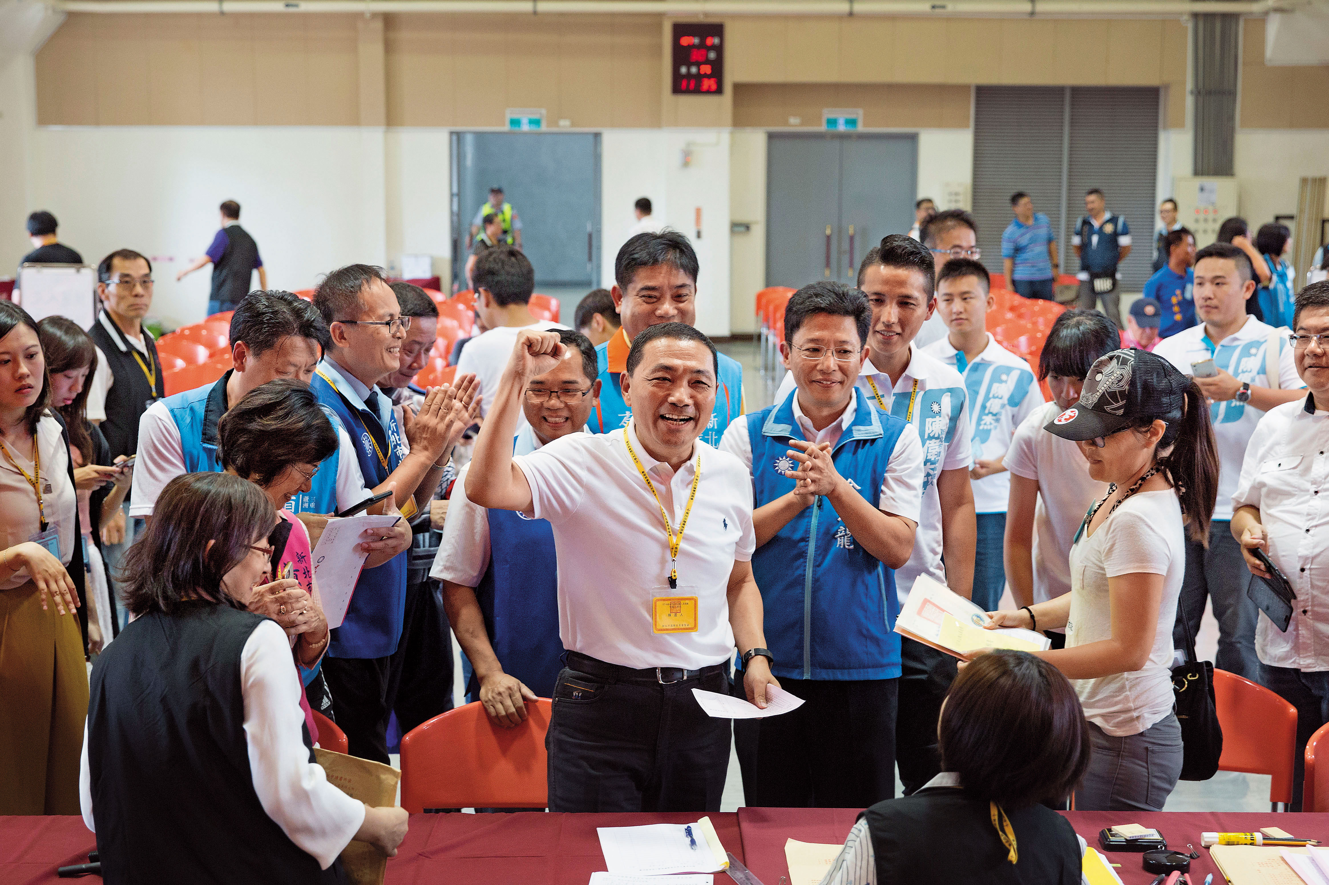 侯友宜今受訪時表示，未參選前民進黨視他為英雄人才，參選後用黨國資源汙衊他家人。