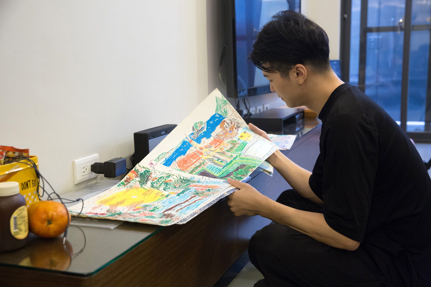 Pony從小就展現了繪畫天分，父親也支持他，從小就讓他學習繪畫，細心保留他兒時的作品。
