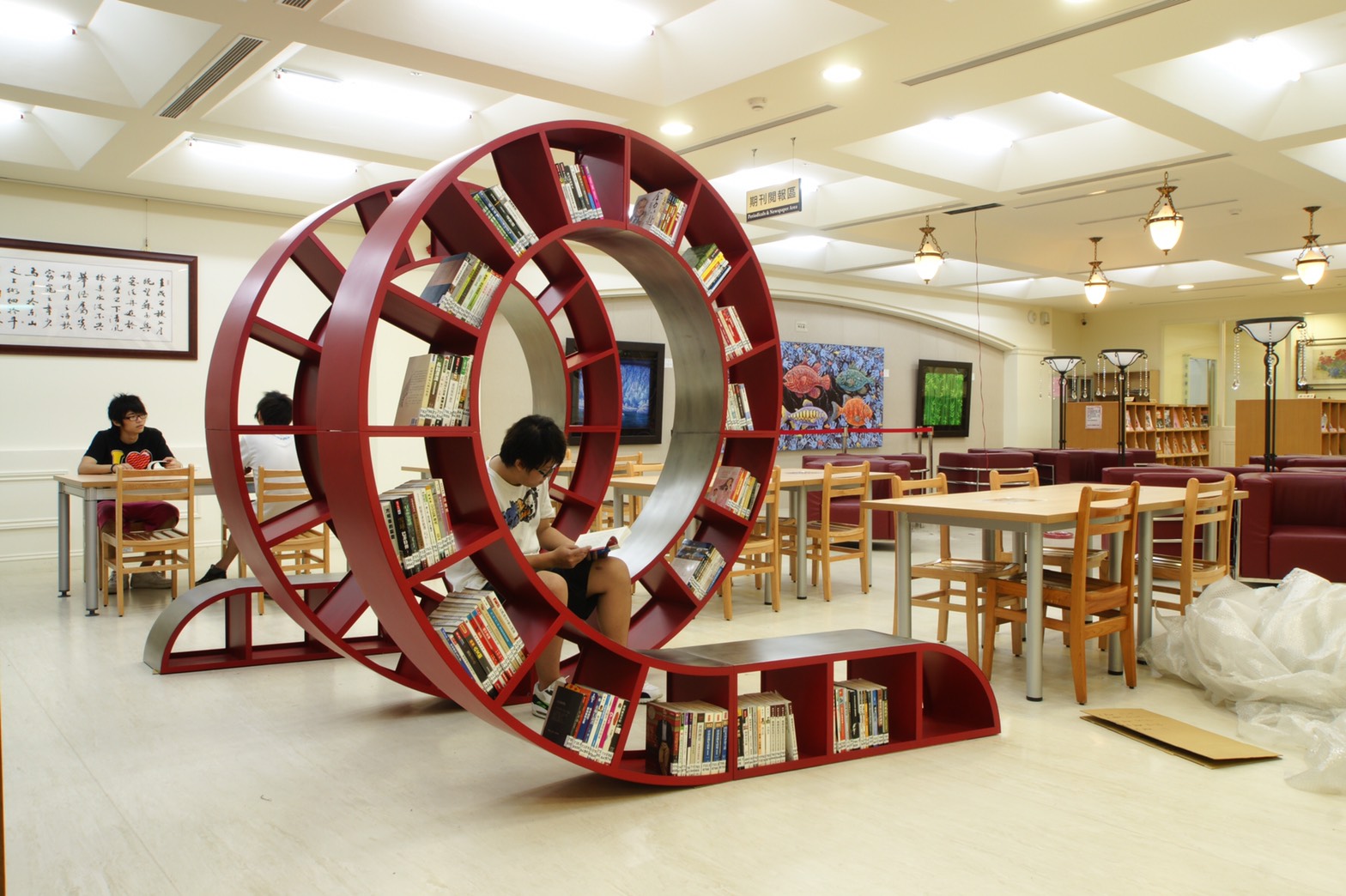 Pony的大學畢業作品「Spiral」書櫃。（Pony提供）