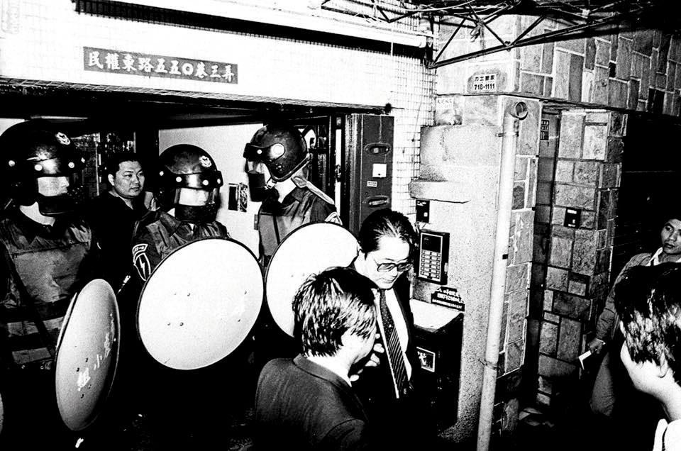 1989年《自由時代》創辦人鄭南榕自焚，侯友宜當天就是現場指揮官。（翻攝鄭南榕基金會臉書）