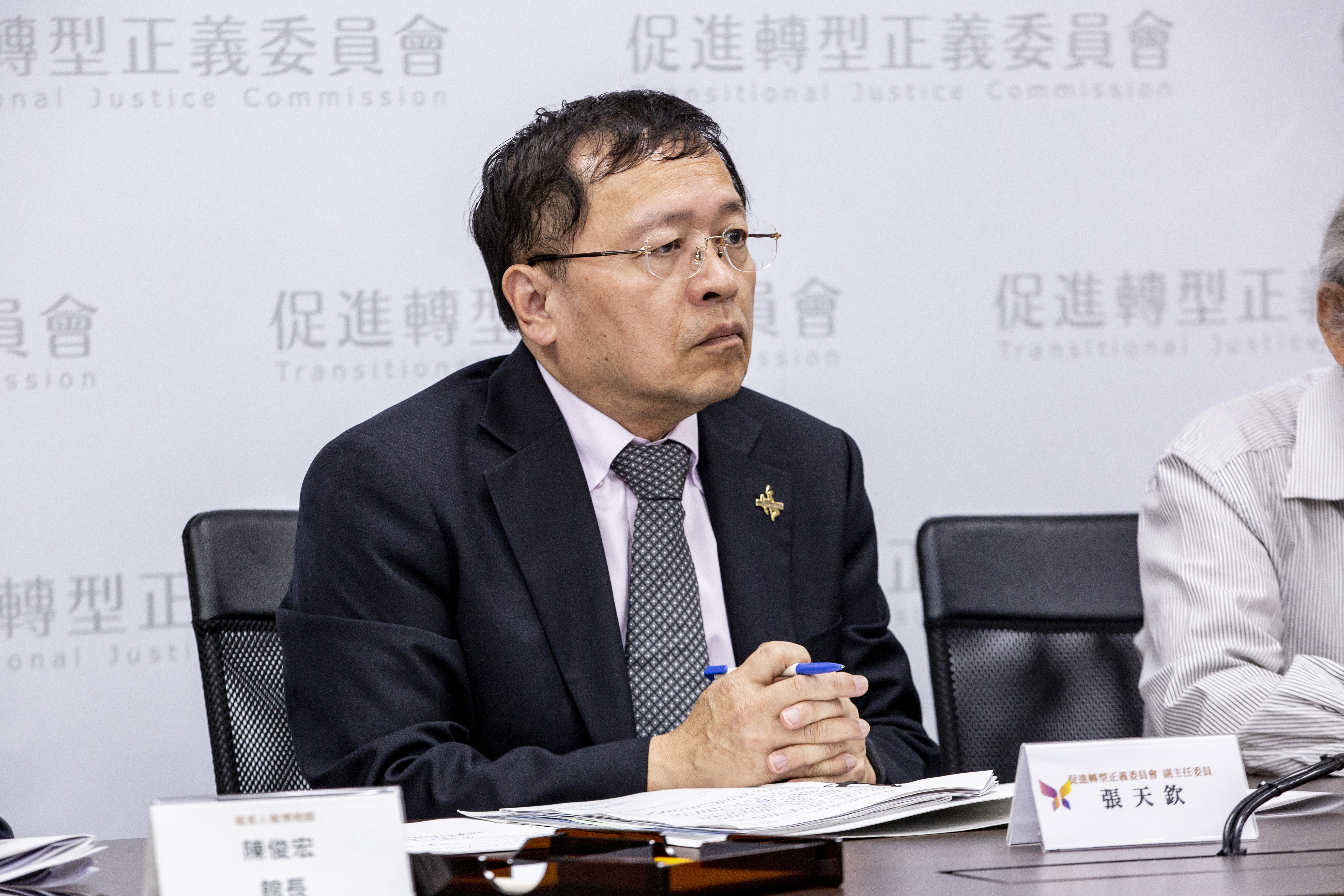 促轉會副主委張天欽主要負責平復司法不法、還原歷史真相，並促進社會和解，卻在內部點名侯友宜是轉型正義最惡劣的例子。