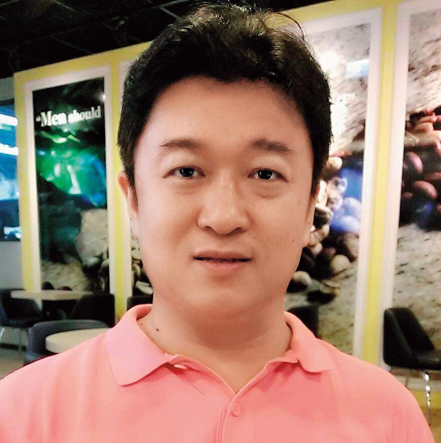 促轉會副研究員張世岳，受命蒐集各國推動轉型正義類似侯友宜的案例。（翻攝張世岳臉書）