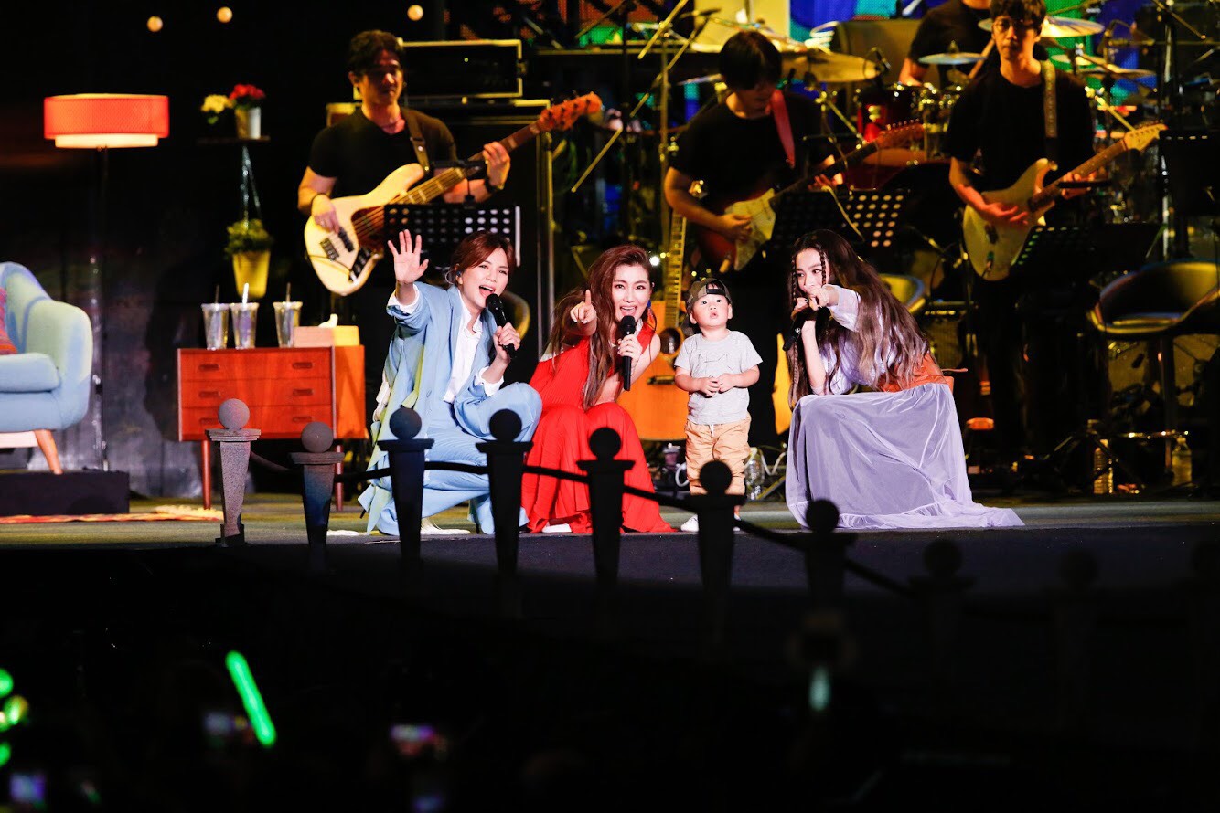 S.H.E演唱〈美麗新世界〉時，Ella帶著兒子勁寶露面，勁寶無懼舞台，讓Ella直呼兒子是神童。