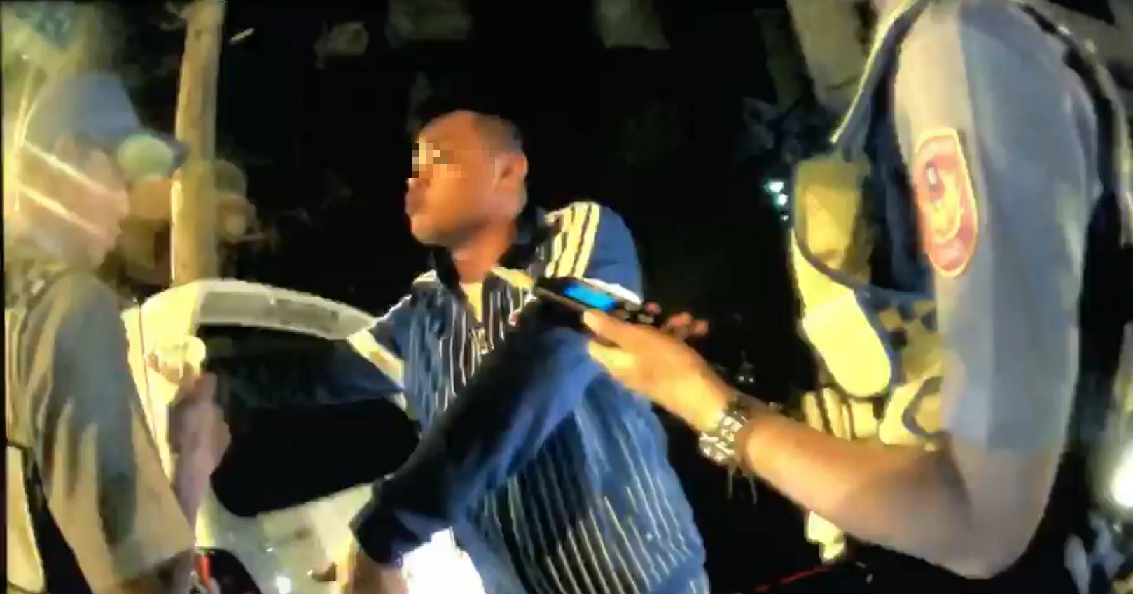 鄭男遭攔查後一直拖延不配合酒測。（翻攝畫面）