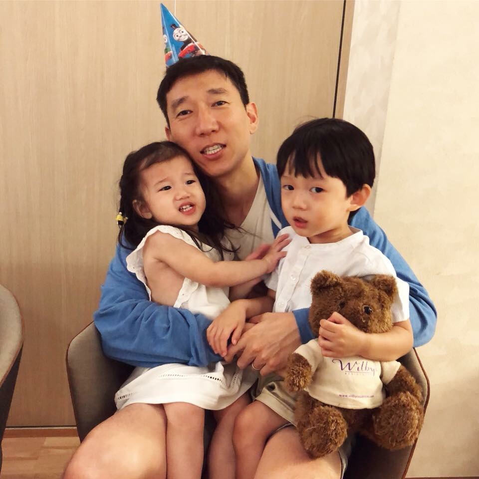 隋棠經紀人分享一對兒女愛爭寵的小故事。（翻攝自隋棠臉書）