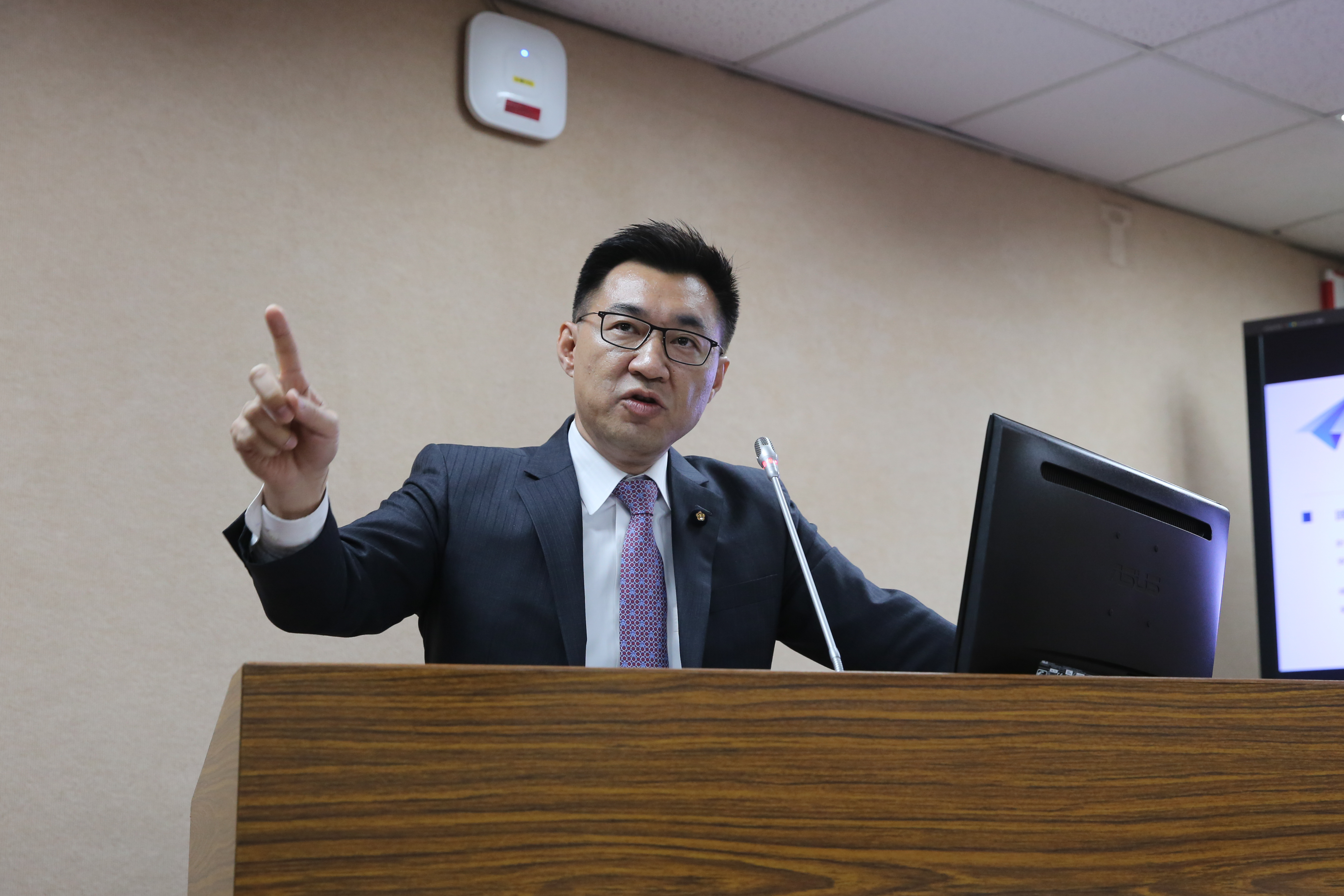 國民黨團總召江啟臣（圖）質疑，張天欽在會中要求研究員找各國是否有類似侯友宜的案例，根本是要羅織罪名。