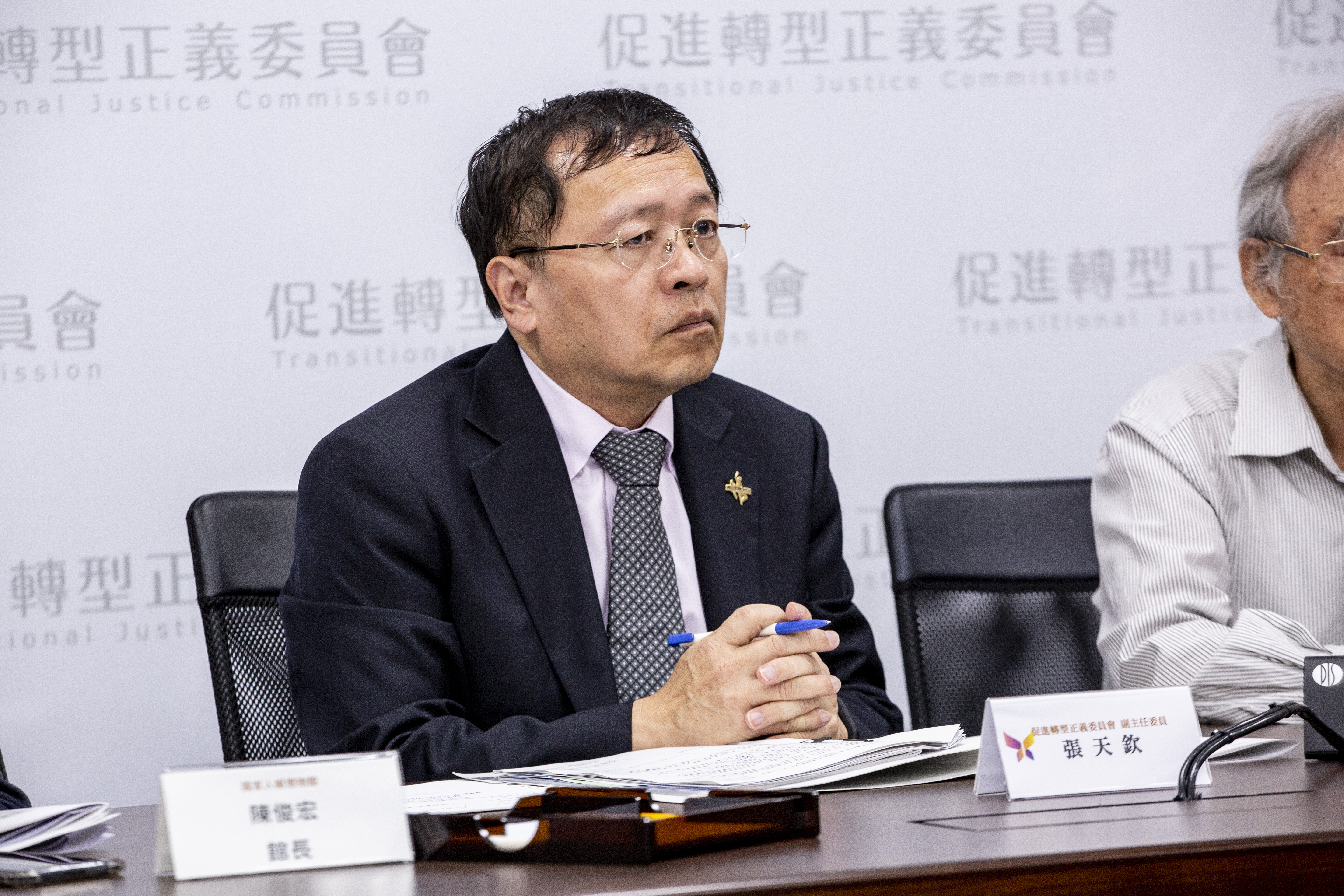 促轉會副主委張天欽在內部會議點名國民黨新北市長候選人侯友宜是轉型正義最惡劣的例子，外界質疑促轉會淪為執政黨選戰打手。張天欽今（12日）稍早發布聲明宣布請辭。 
