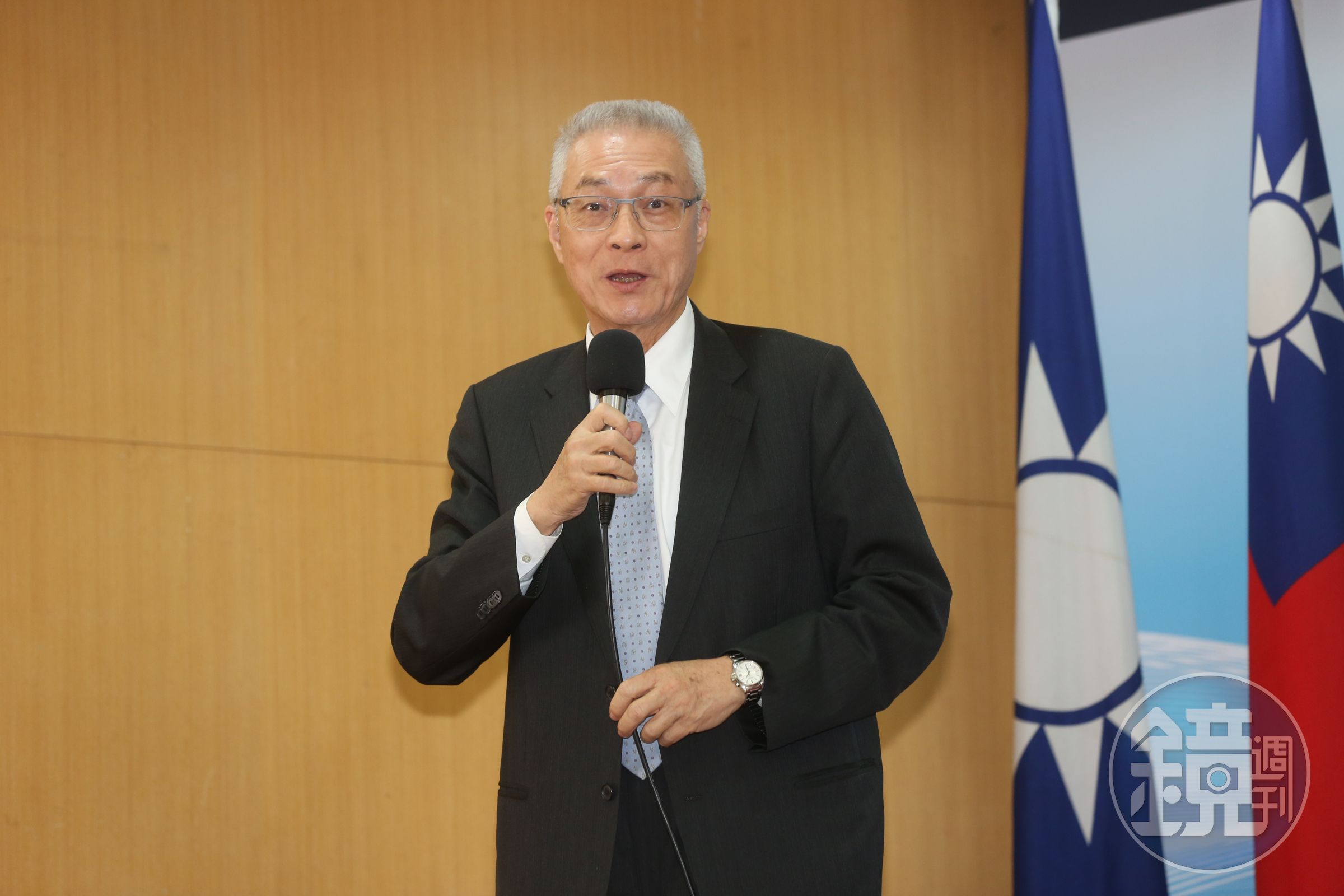 國民黨主席吳敦義表示，鄭南榕自焚問題不在侯友宜，推給他是不道德也是違法的事情。