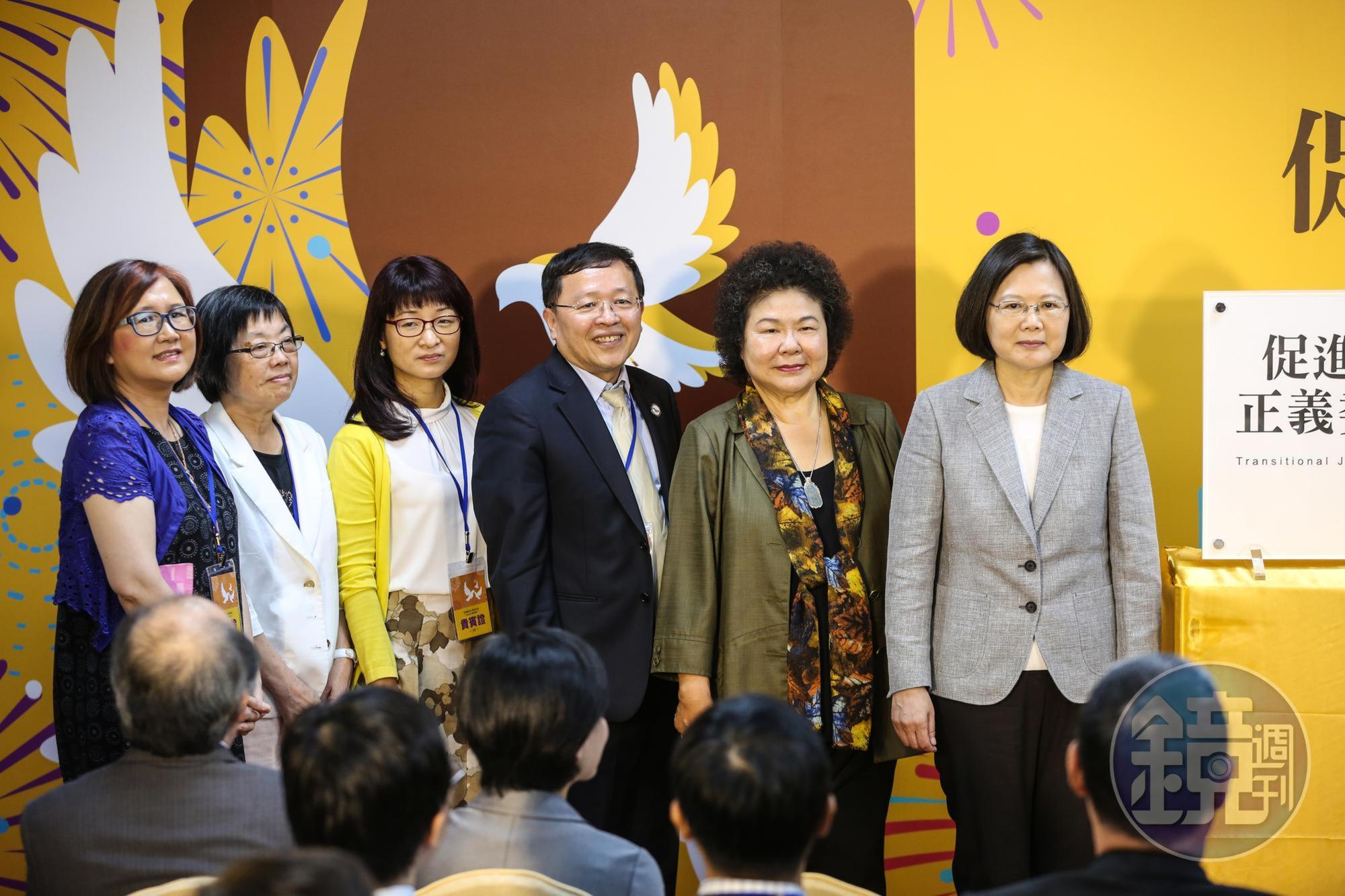 促轉會副主委張天欽（右三）在內部會議「打侯」，引發外界爭議，他也隨即宣布請辭。
