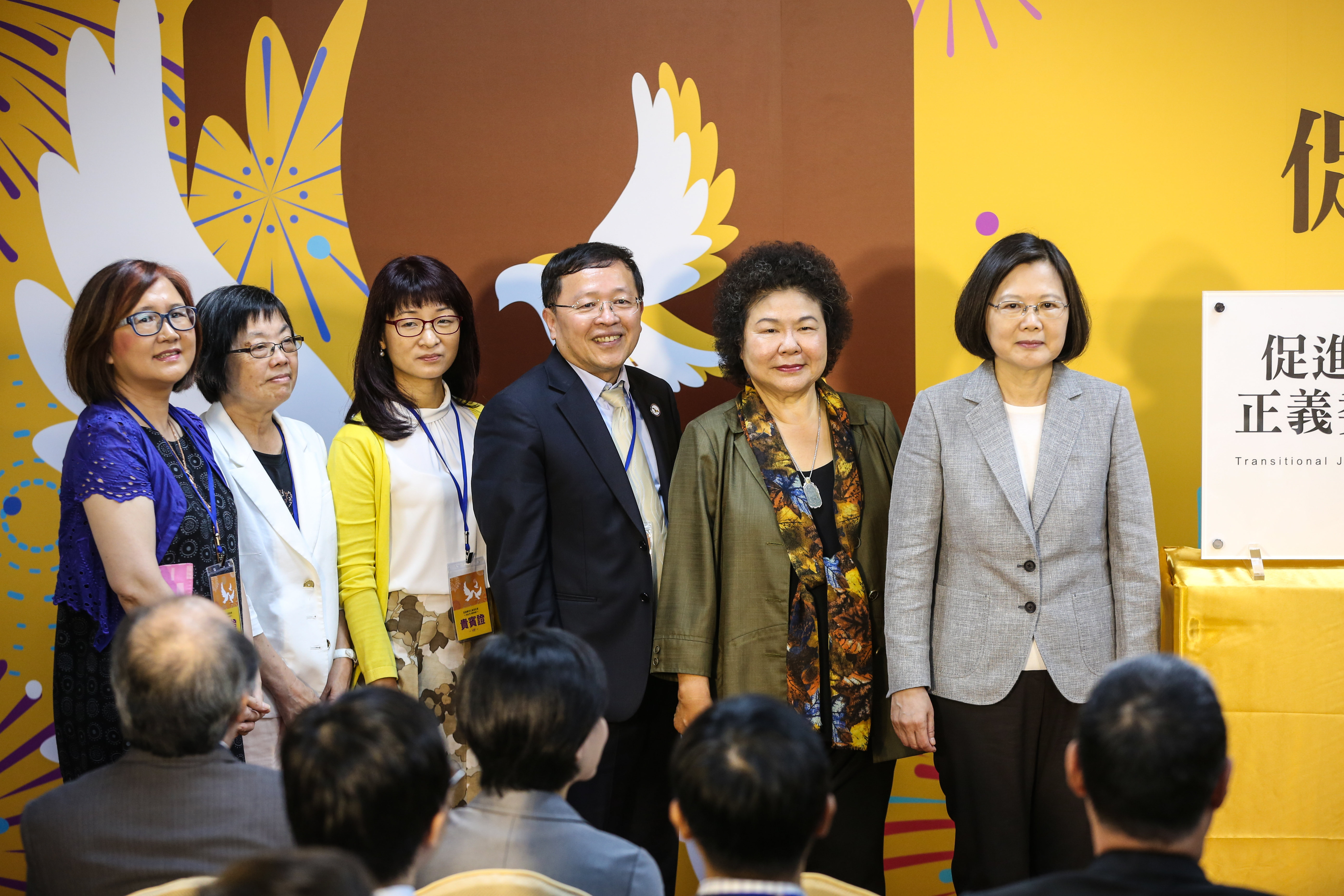 促轉會副主委張天欽（右三）在內部會議「打侯」，引發外界爭議，他也隨即宣布請辭。