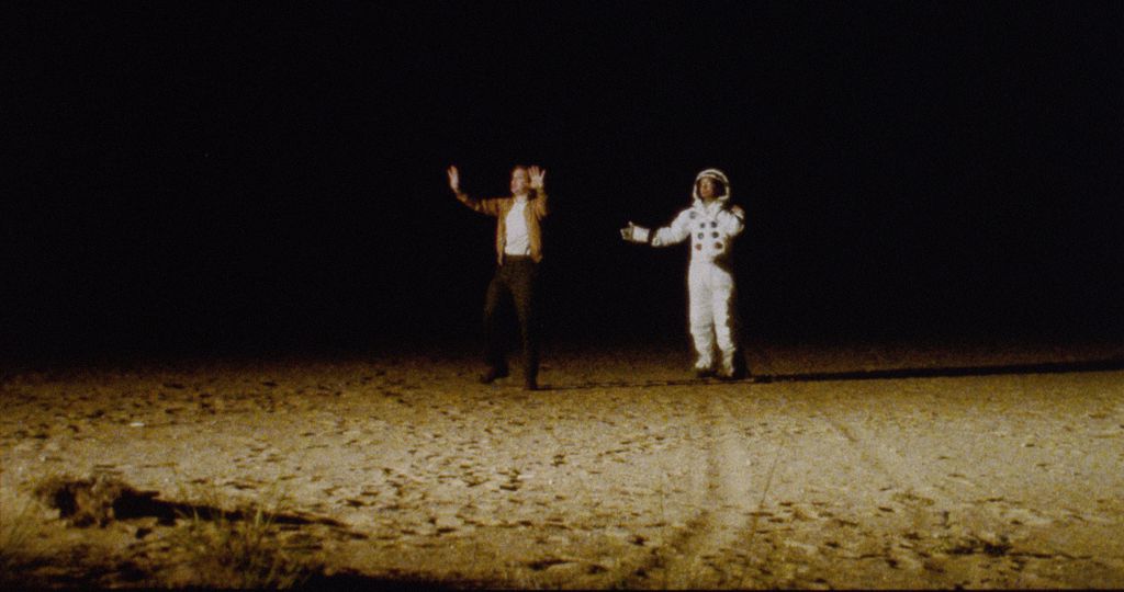 片中探員與太空人一起在偽造的月球表面上跳舞。(車庫娛樂提供)