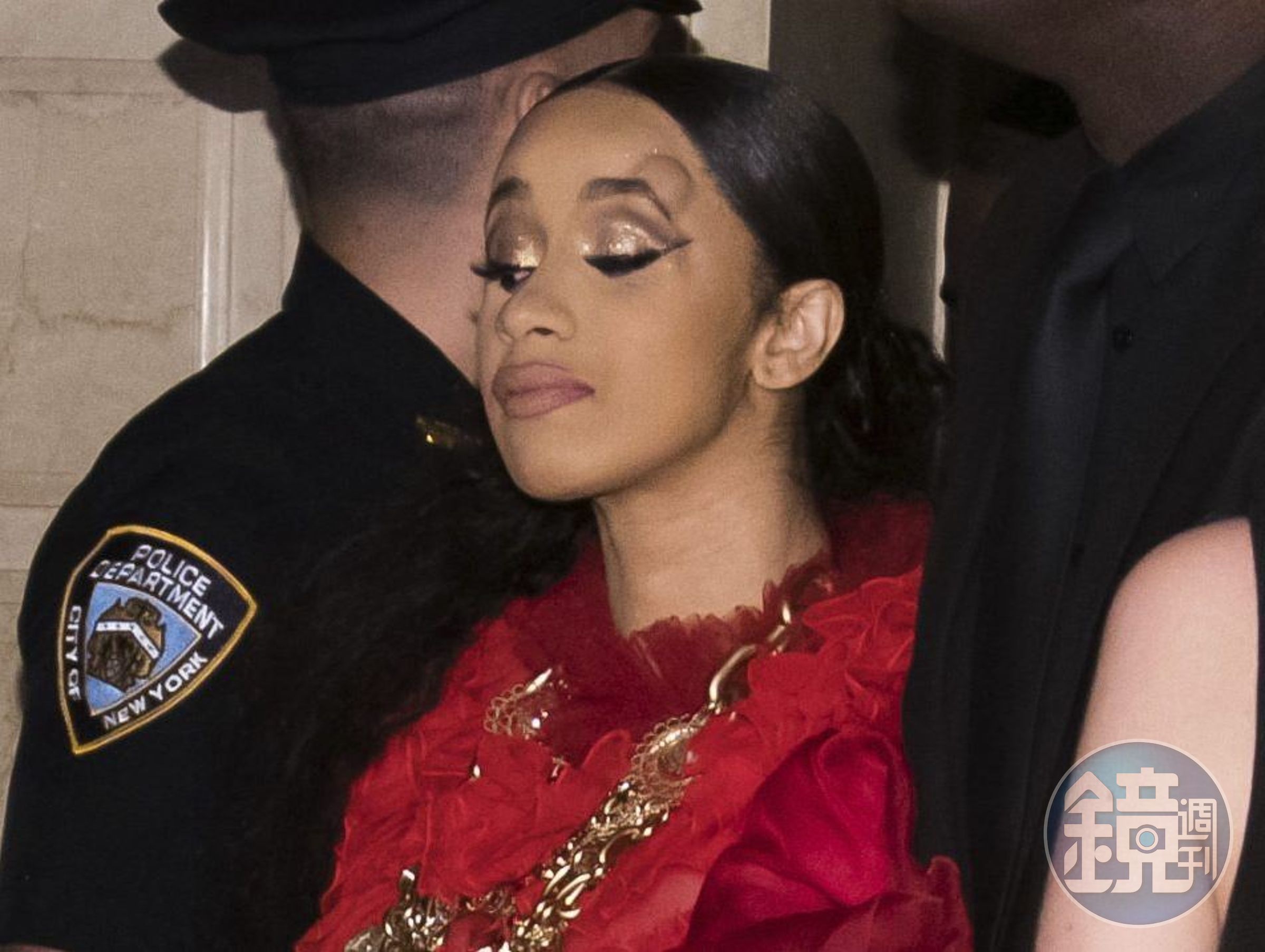 Cardi B混亂中被打，離場時左眼角上方明顯腫了一大包。（翻攝自推特CanoeShowbiz）