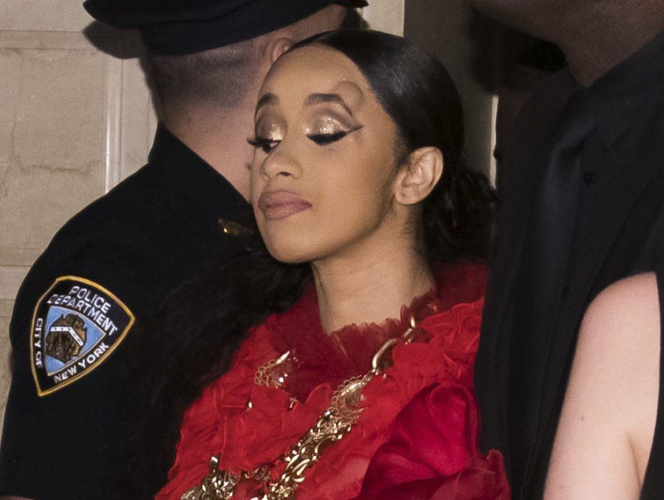 Cardi B混亂中被打，離場時左眼角上方明顯腫了一大包。（翻攝自推特CanoeShowbiz）