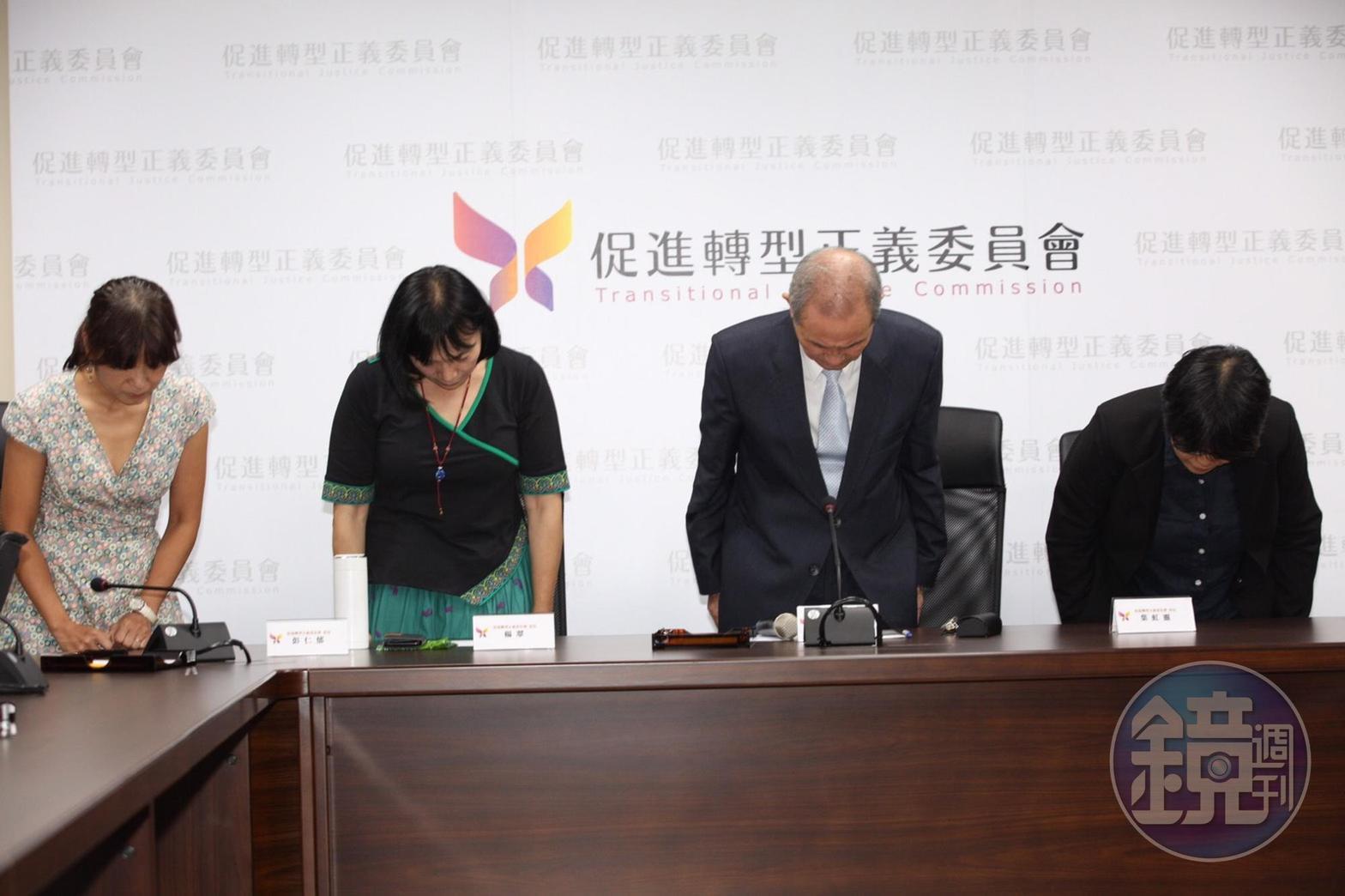 促轉會主委黃煌雄今下午與促轉會專任委員舉行記者會，先向社會大眾三鞠躬道歉。