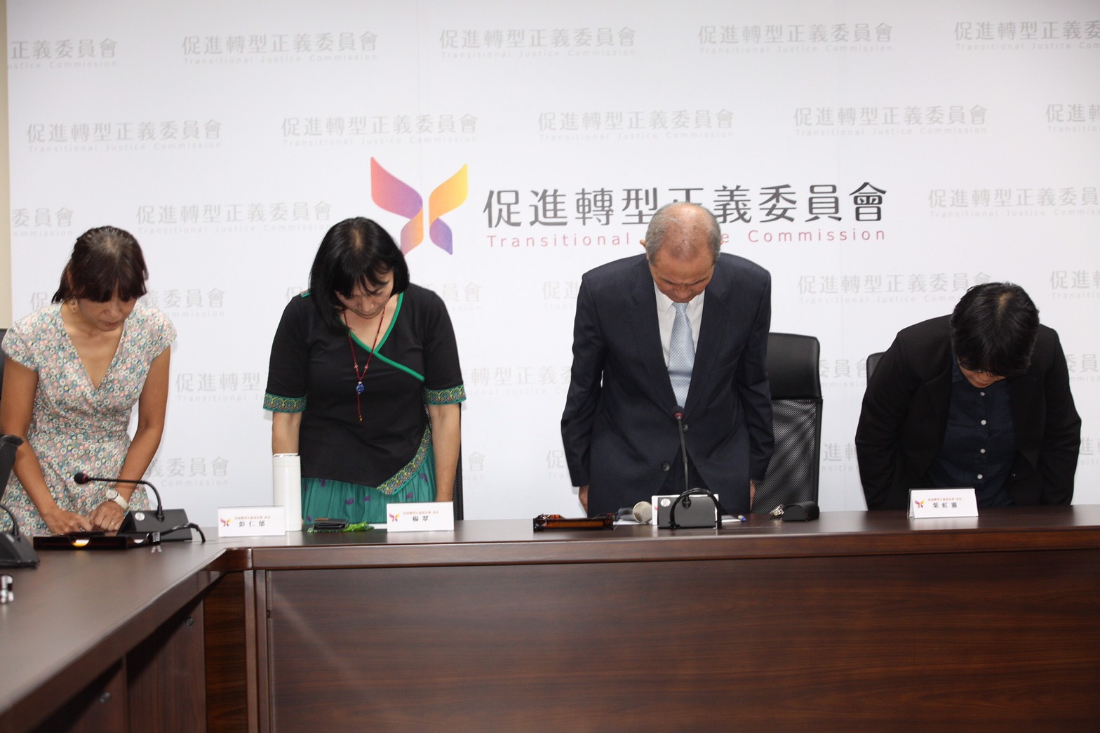 促轉會主委黃煌雄今下午與促轉會專任委員舉行記者會，先向社會大眾三鞠躬道歉。