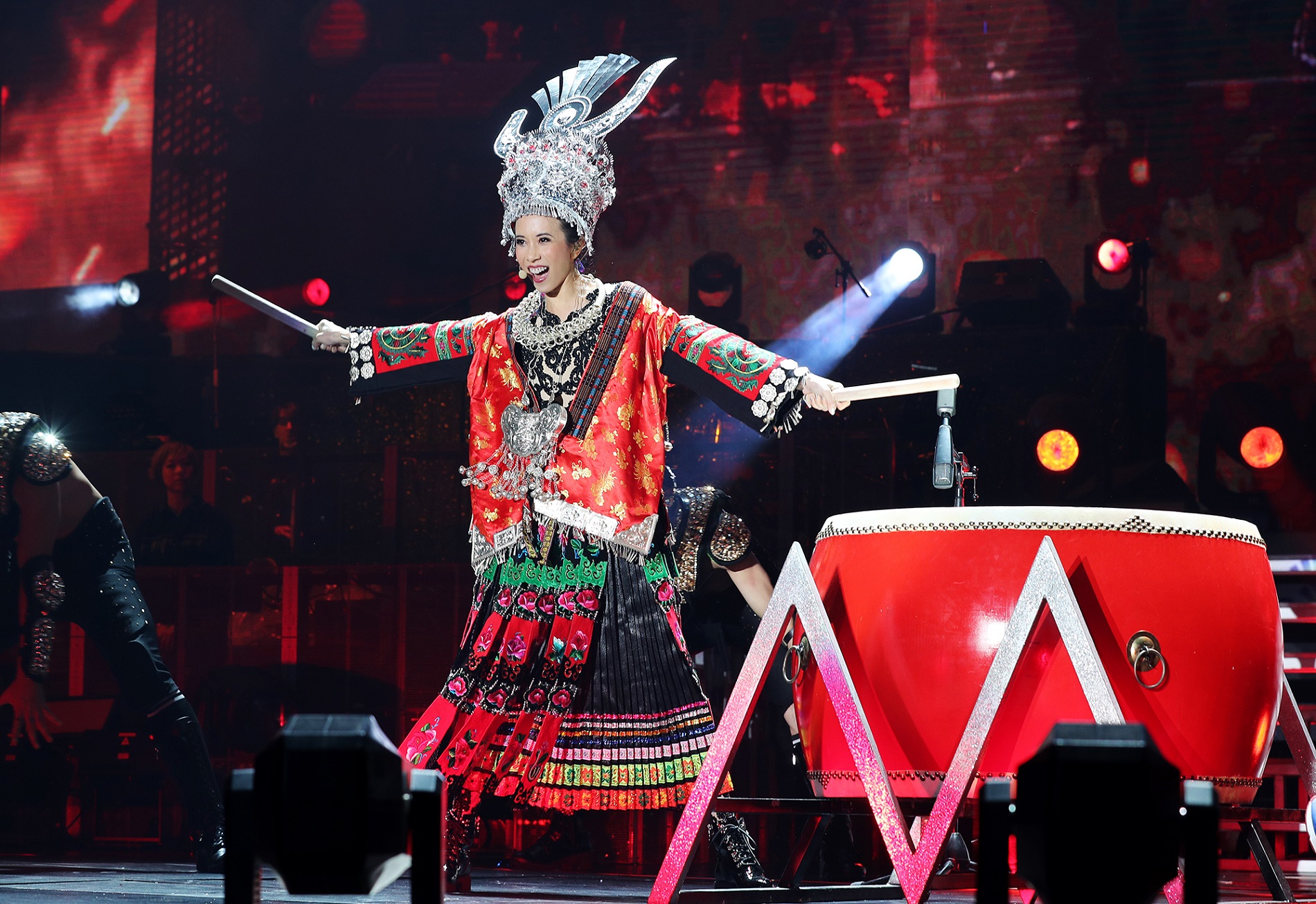 莫文蔚頭戴銀花冠、脖戴銀項圈，身穿百褶裙，並苗女造型載歌載舞。（莫家寶貝工作室提供）