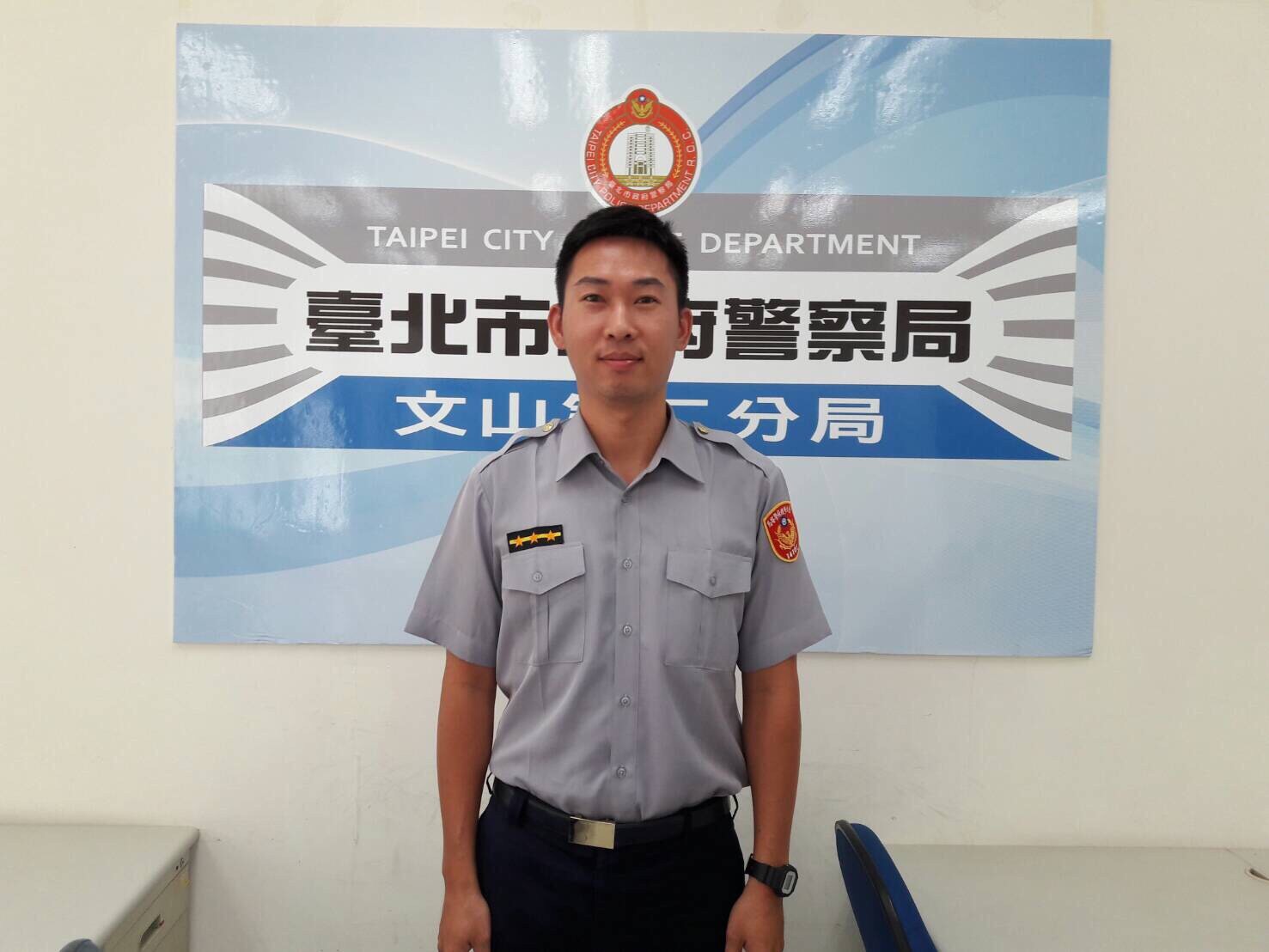 景美派出所警員沈家群調閱雙北市上百支監視器畫面並以車追人，近日查獲蘇嫌到案。（警方提供）