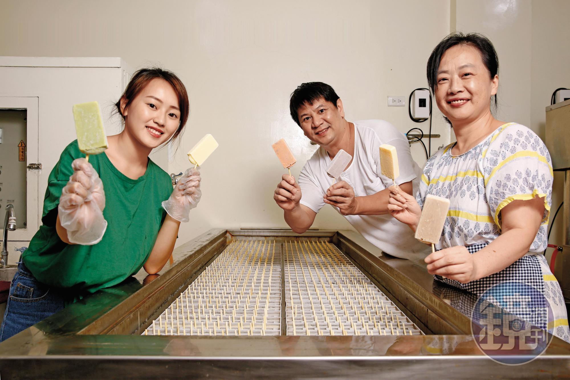 因兄弟分家鬧歡翻,么子蘇文祥(中)去年偕妻女自立門戶,另開814大同冰店。
