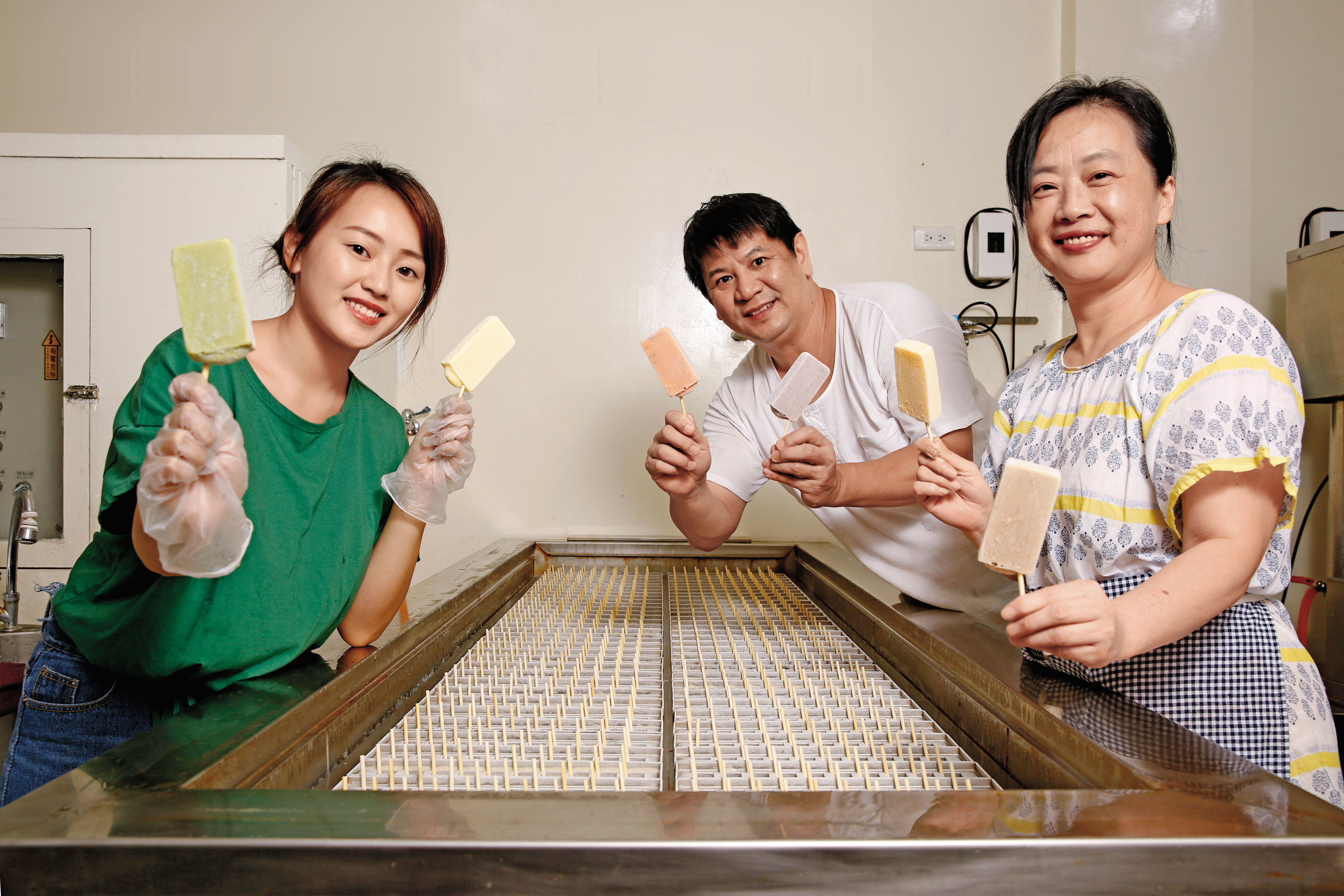 因兄弟分家鬧歡翻，么子蘇文祥（中）去年偕妻女自立門戶，另開814大同冰店。