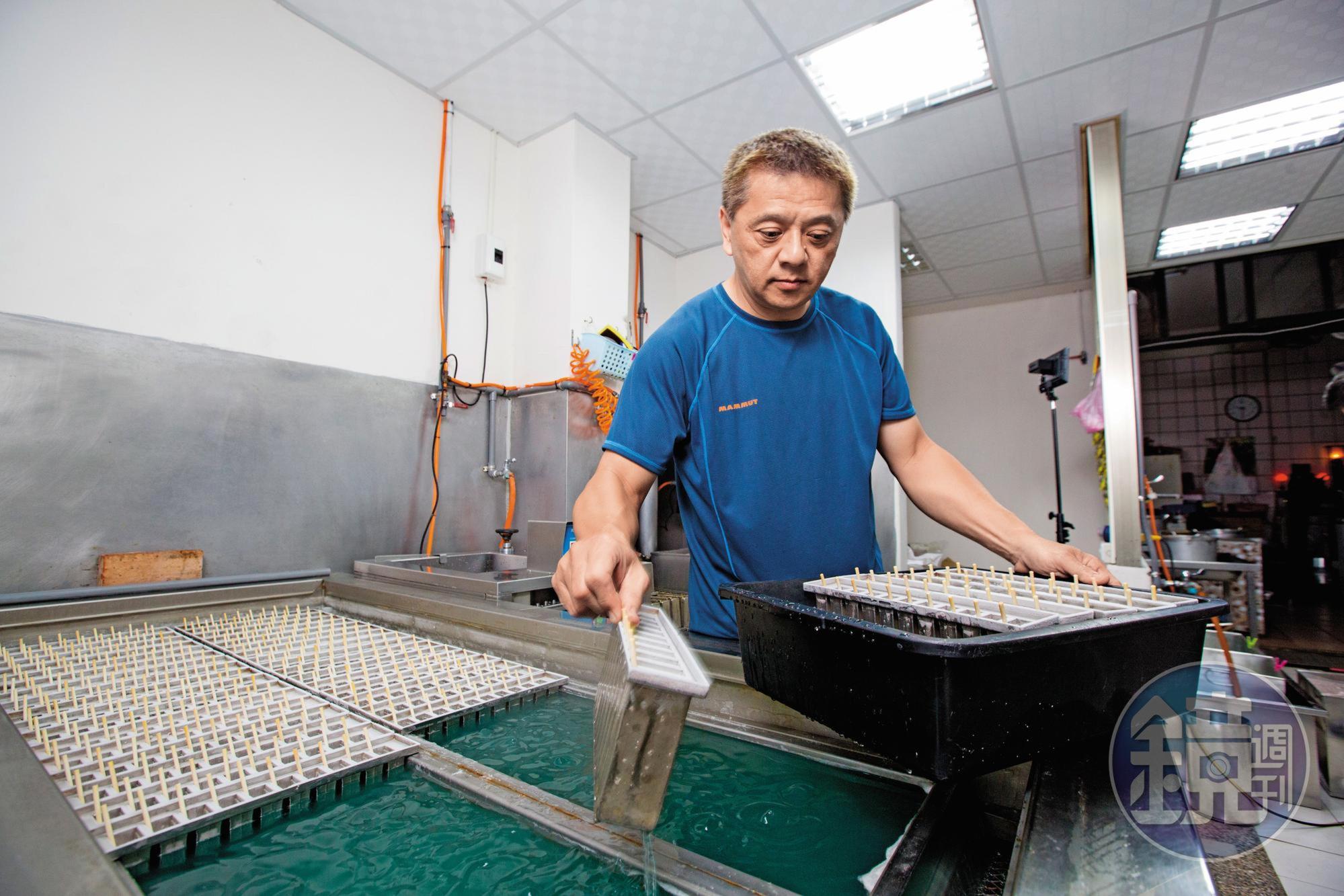 三子蘇文興原本做水電,兄弟分家後,他被父親召回家族,學習製冰、灌模技術。