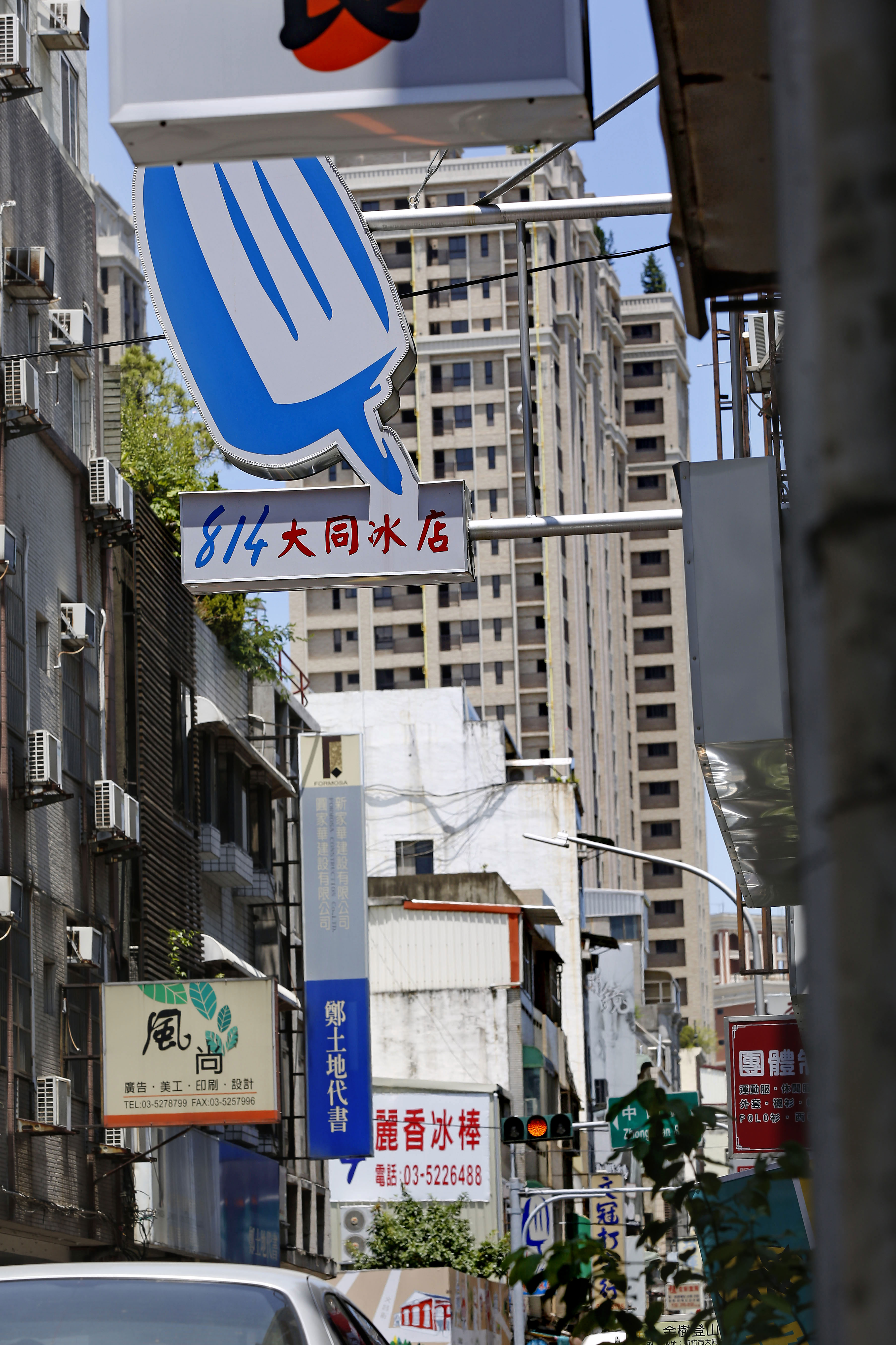 兄弟分家後，老店與分店僅相距不到100公尺，較勁意味明顯。