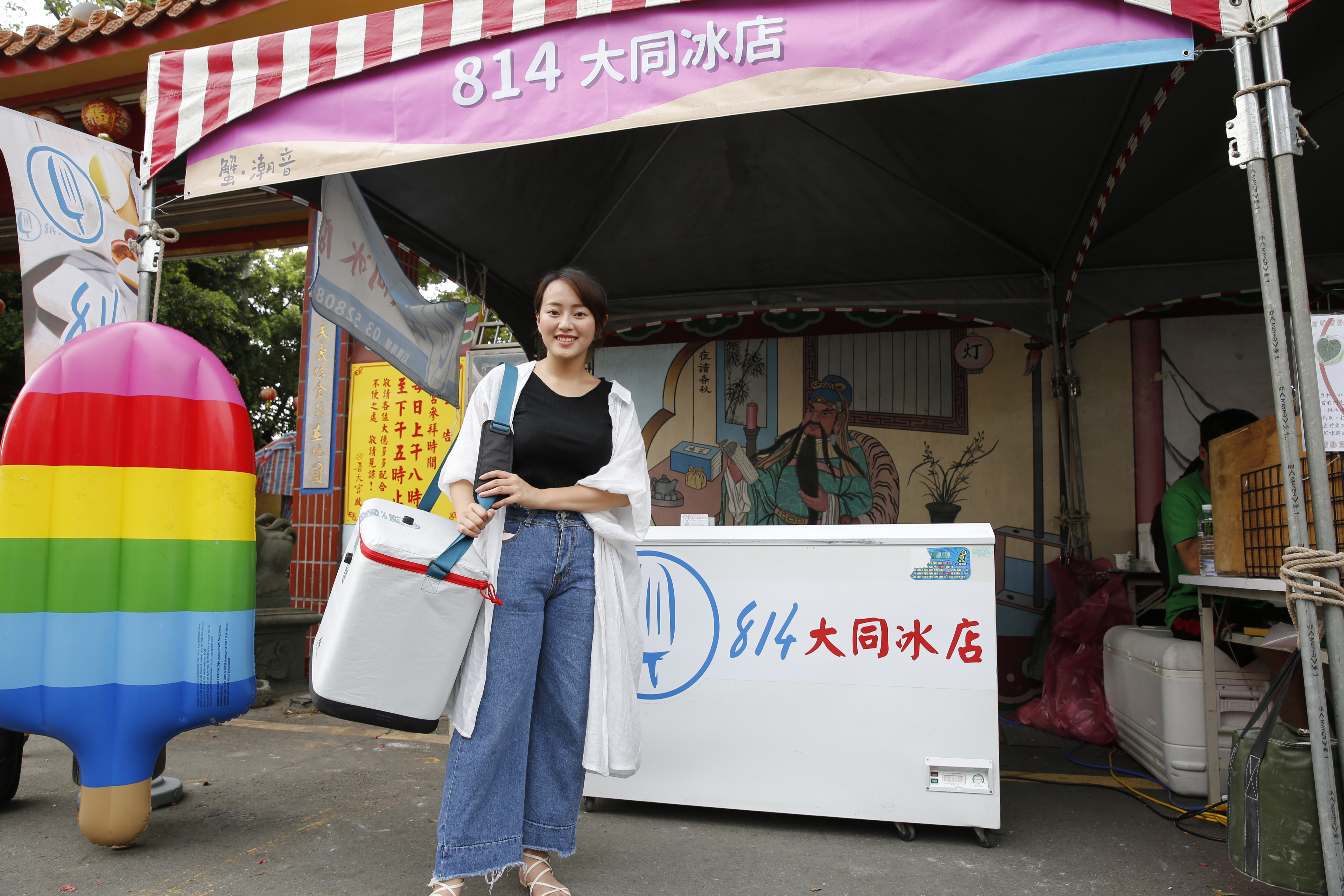 814大同冰店第三代蘇映慈為了替自家爭取生意，假日受邀到市集擺攤賣冰棒。