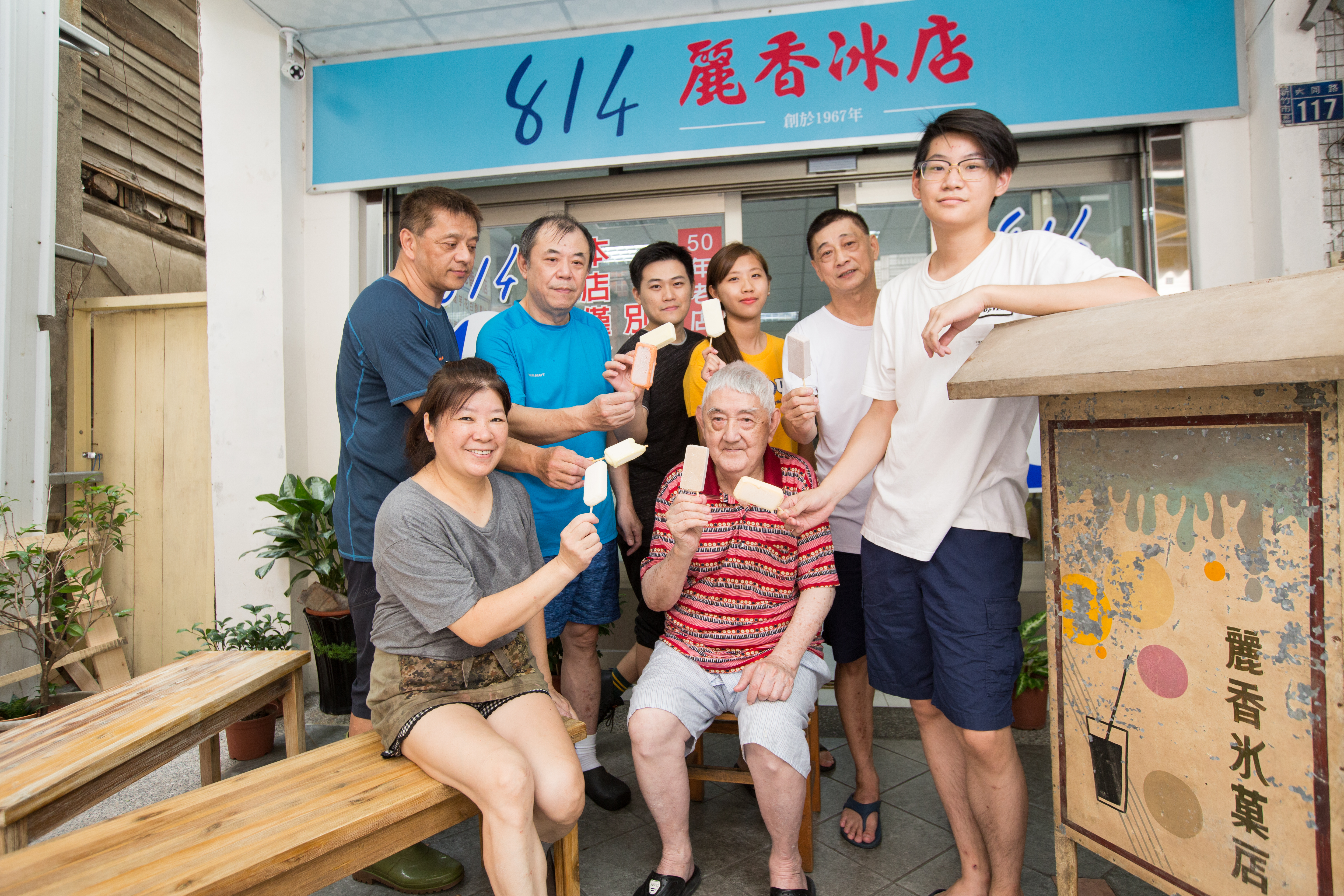 814麗香冰店創辦人蘇添泉（前排中）堅持老店不能搬，召回兒孫繼續守住一生心血。