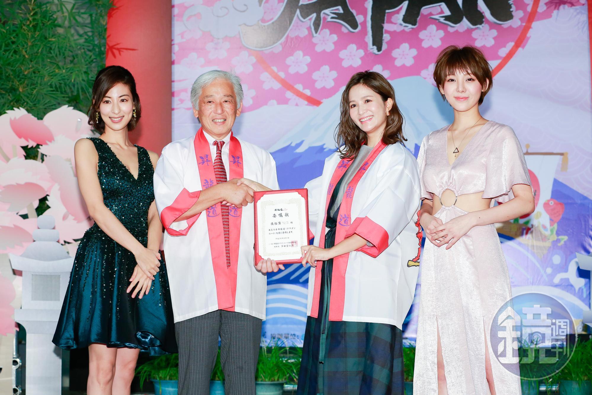華視全新旅遊節目《週遊JAPAN》開播記者會，由大久保麻梨子（左）、吳怡霈（右二）、特蕾沙Teresa（右）主持，昇龍道推進協議会会長-多田空仁彦（左二）還封吳怡霈為觀光大使。
