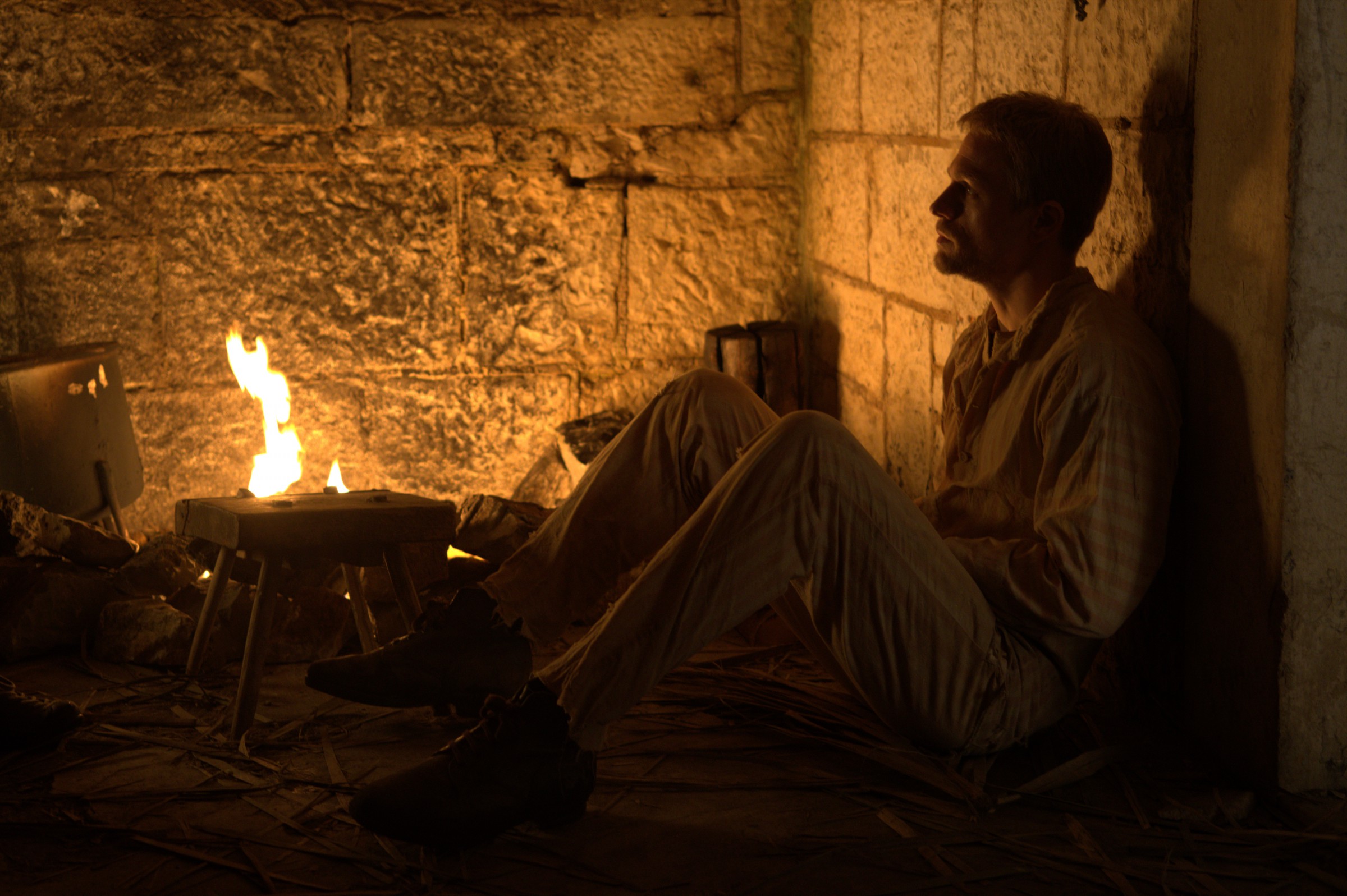 查理漢納在拍攝重點逃獄戲時，自願住進禁閉房，親身體驗角色當時受到的壓迫待遇。（甲上提供）