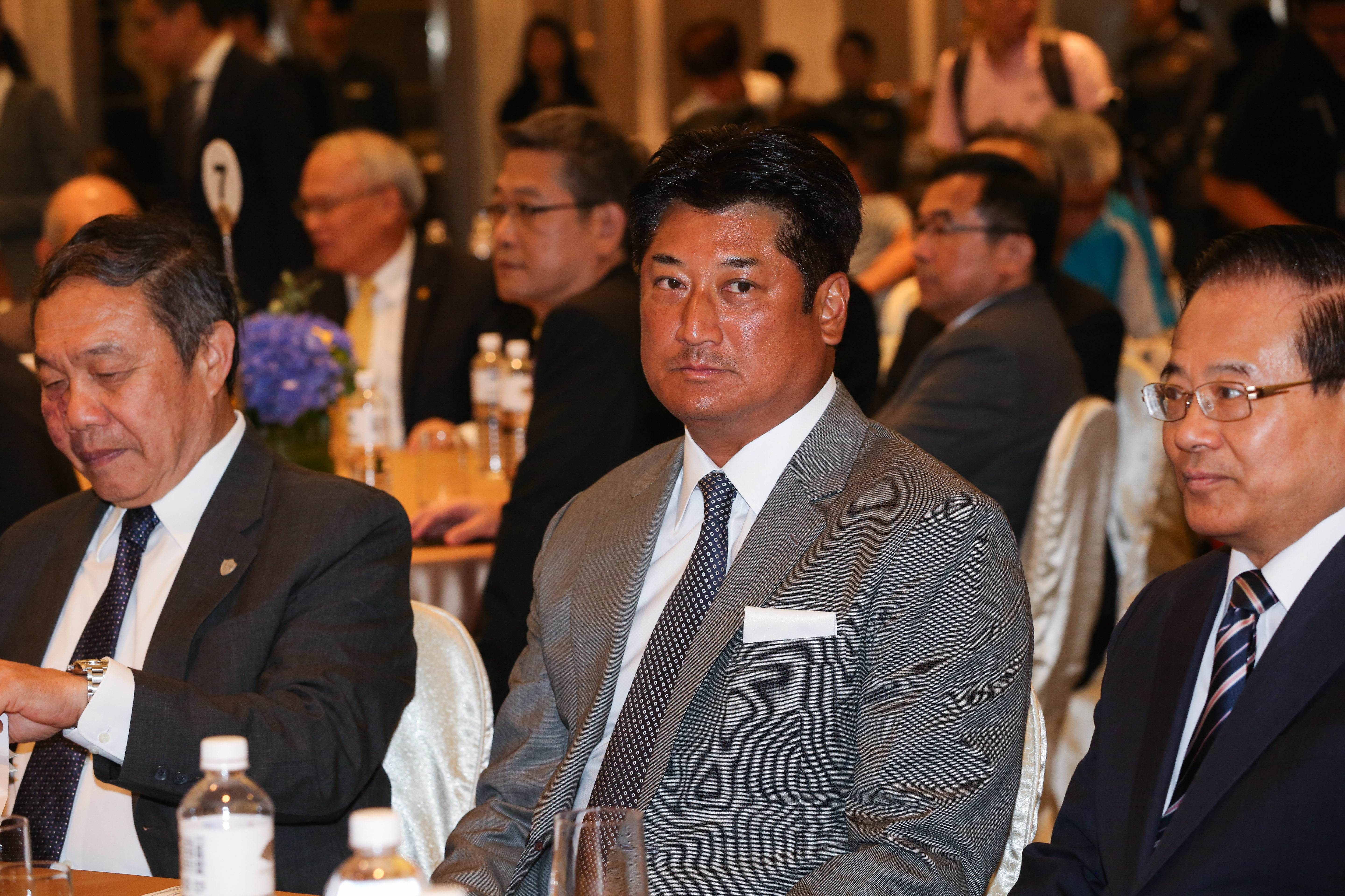 法官認為，儘管辜仲諒家教很好，但觀念錯誤，因為金控的錢是存戶的。