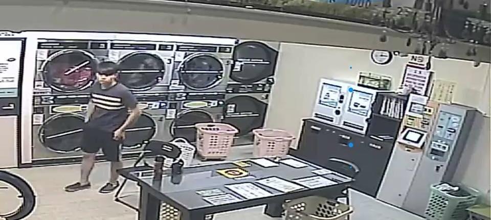 竊賊光明正大偷走烘衣店的粉紅色內衣,其畫面則被被害人放上網路公審。(翻攝畫面)