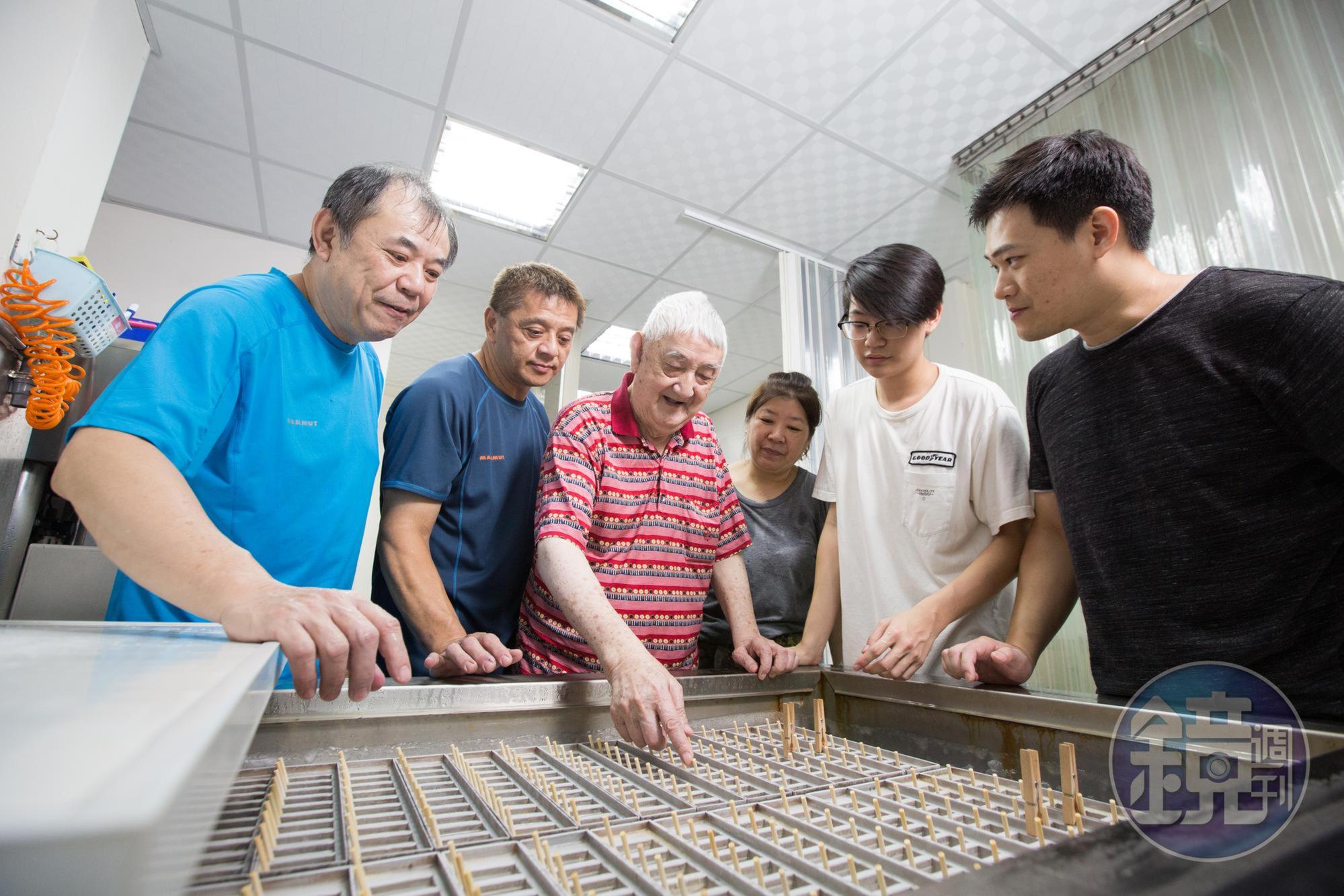 今蘇添泉（左3）將製冰技術傳承給兒孫，814麗香冰店目前由第二代負責經營。