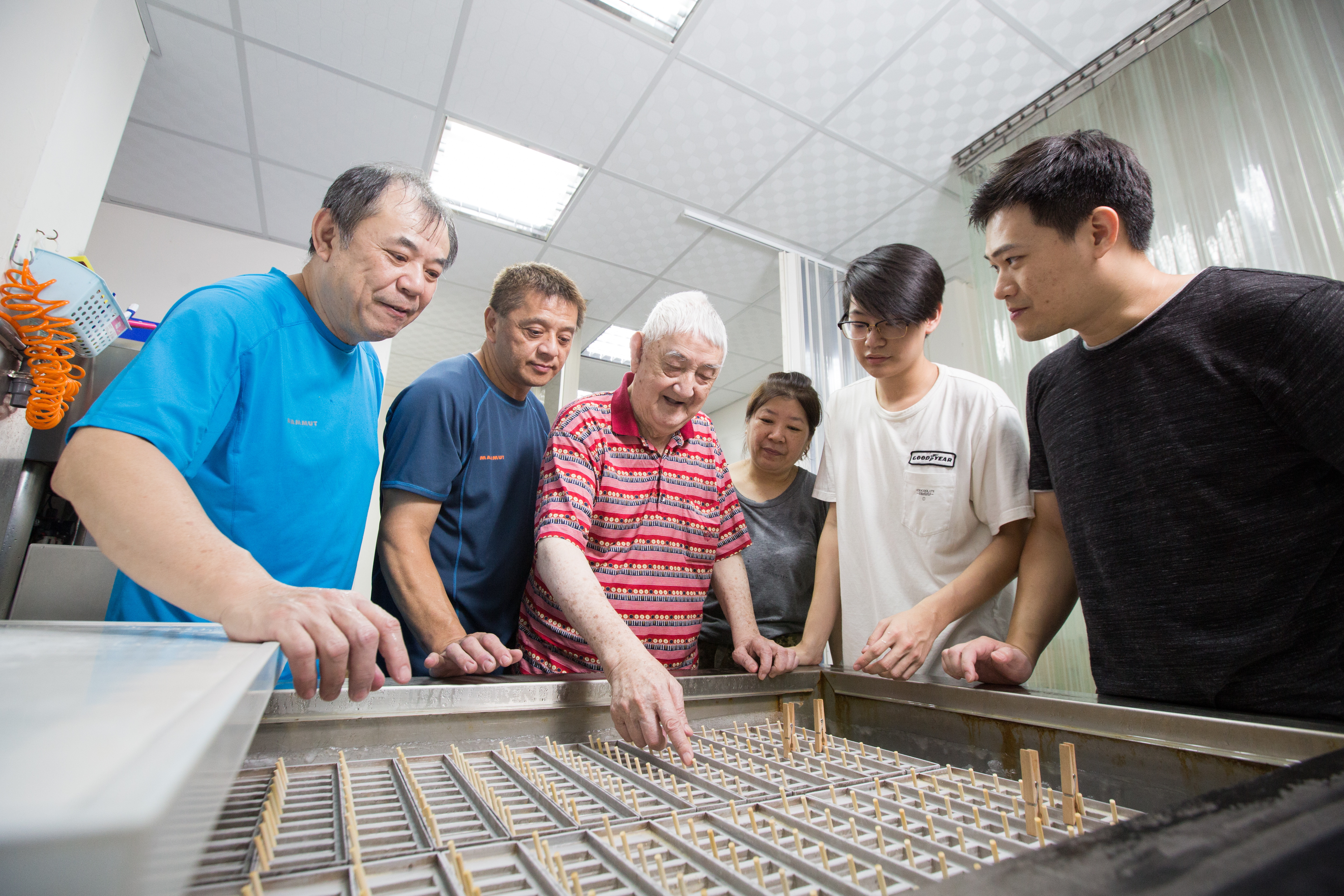 今蘇添泉（左3）將製冰技術傳承給兒孫，814麗香冰店目前由第二代負責經營。