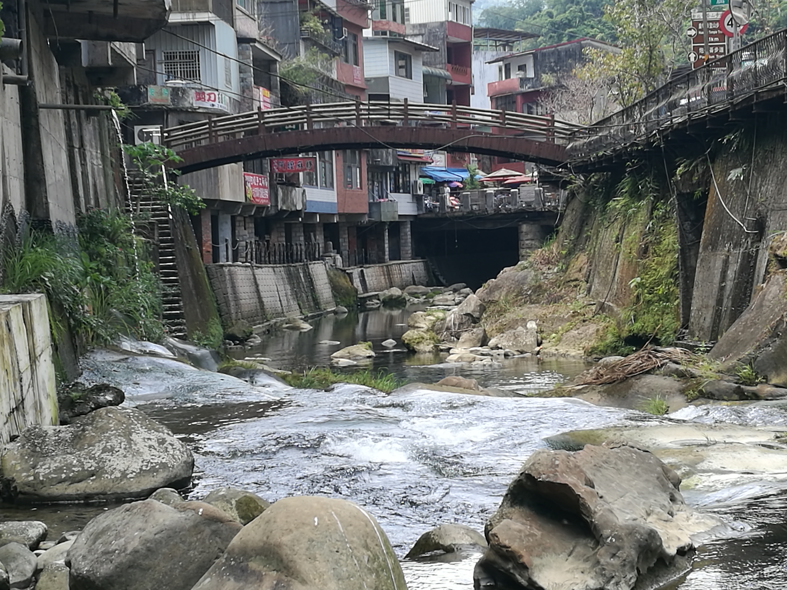 夾在山水之間的石碇，彷彿是時光靜止的幽靜山城。